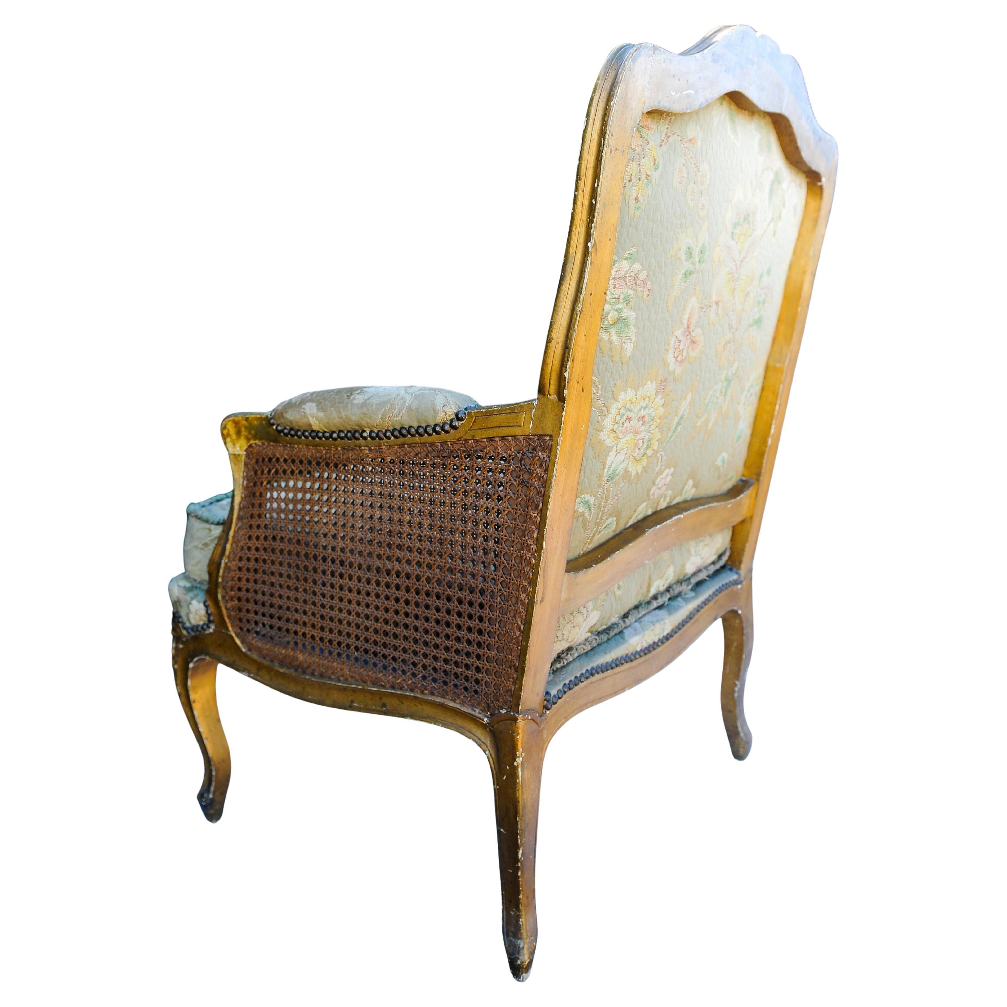 Antique 18th Century French Sillón Bergere Dorado con Tachuelas y Detalles Florales Francés en venta