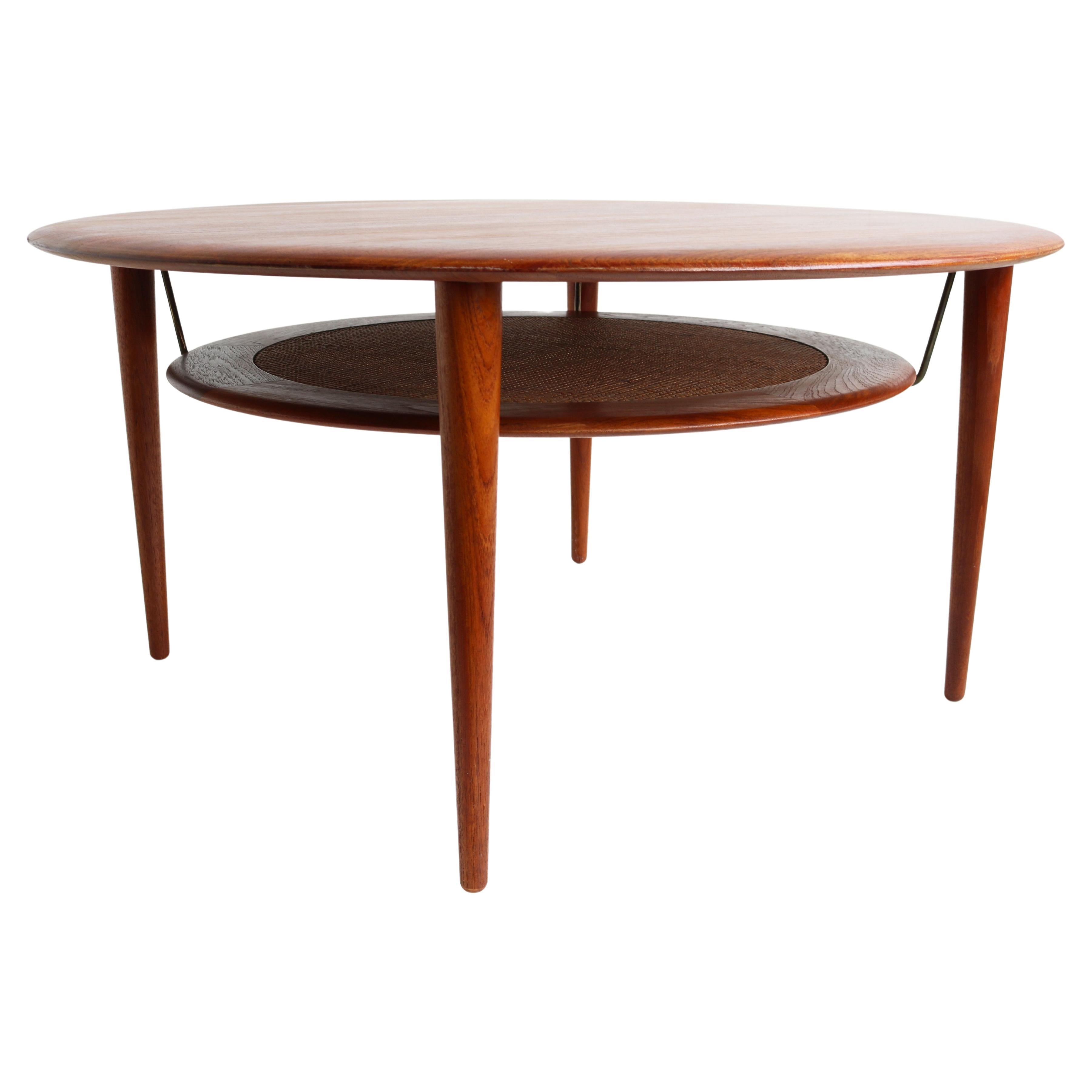 Peter Hvidt France & Son Table basse circulaire à deux niveaux avec plateau inférieur en rotin. en vente