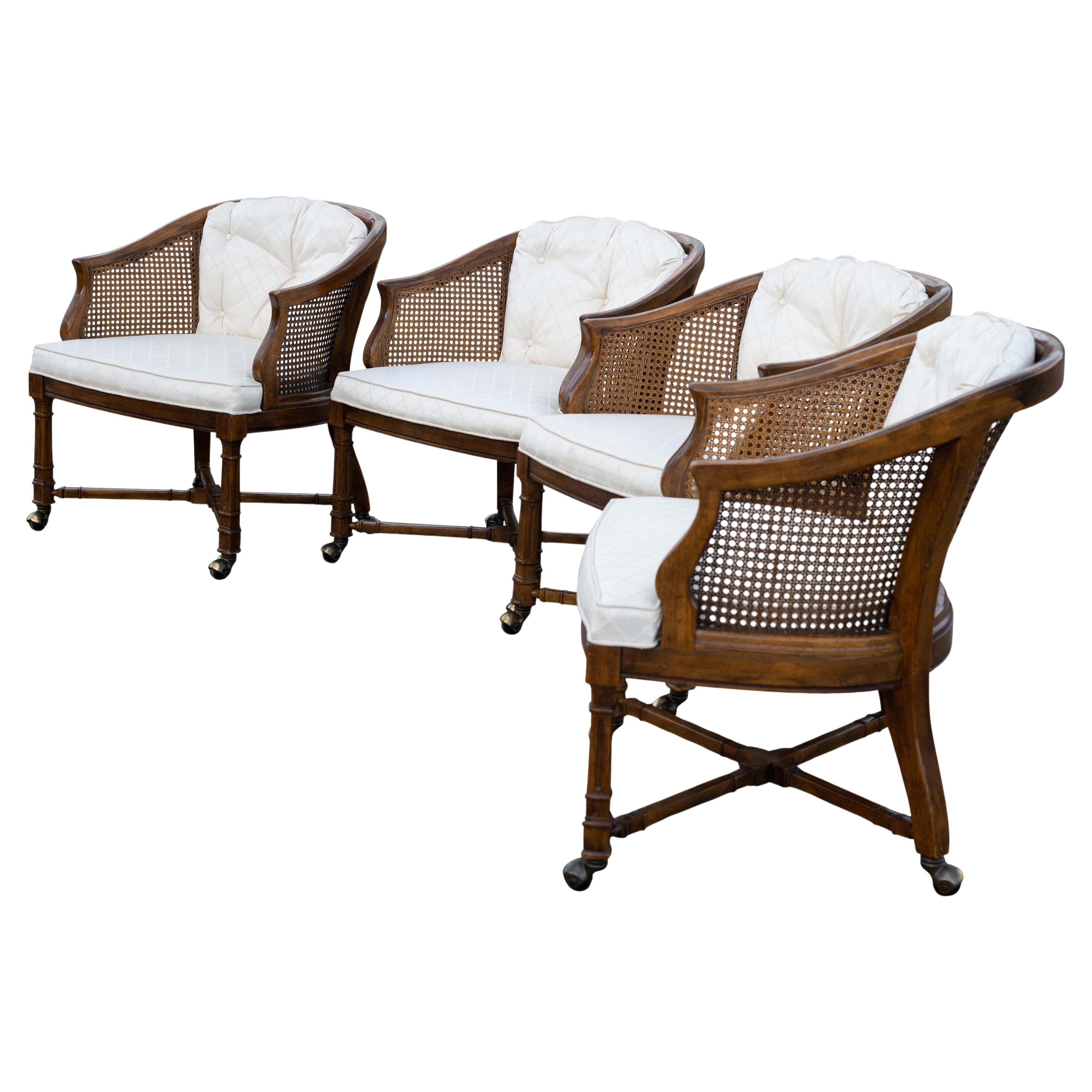 Una coppia di poltrone bergere imbottite su rotelle American of Martinsville
Prodotto a metà degli anni '70
Fondata nel 1906, American of Martinsville è stata fondata da produttori di tabacco della Virginia e produce mobili per la camera da letto.