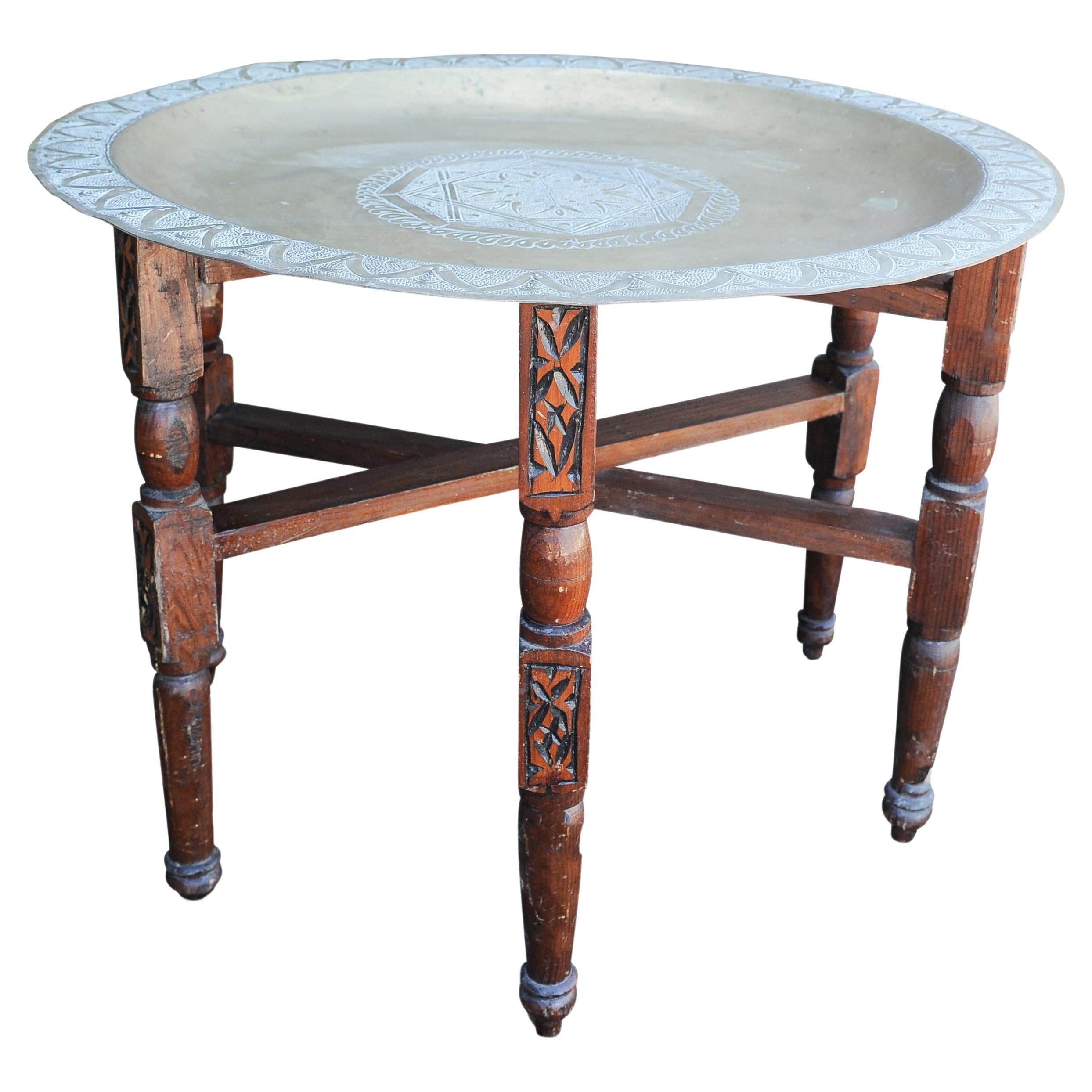 Teetisch aus Messing und Hartholz aus dem 19. Jahrhundert, dekoriert mit dekorativer Platte im Angebot