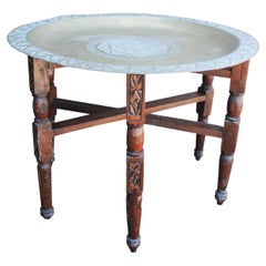Table à thé du 19ème siècle en laiton et bois dur décorée d'un plateau décoratif