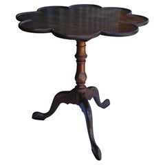 Mahagoni-Dreibein-Tisch mit Wellenschliff und Klappplatte auf einem Vogelkäfig in der Mitte, George II 