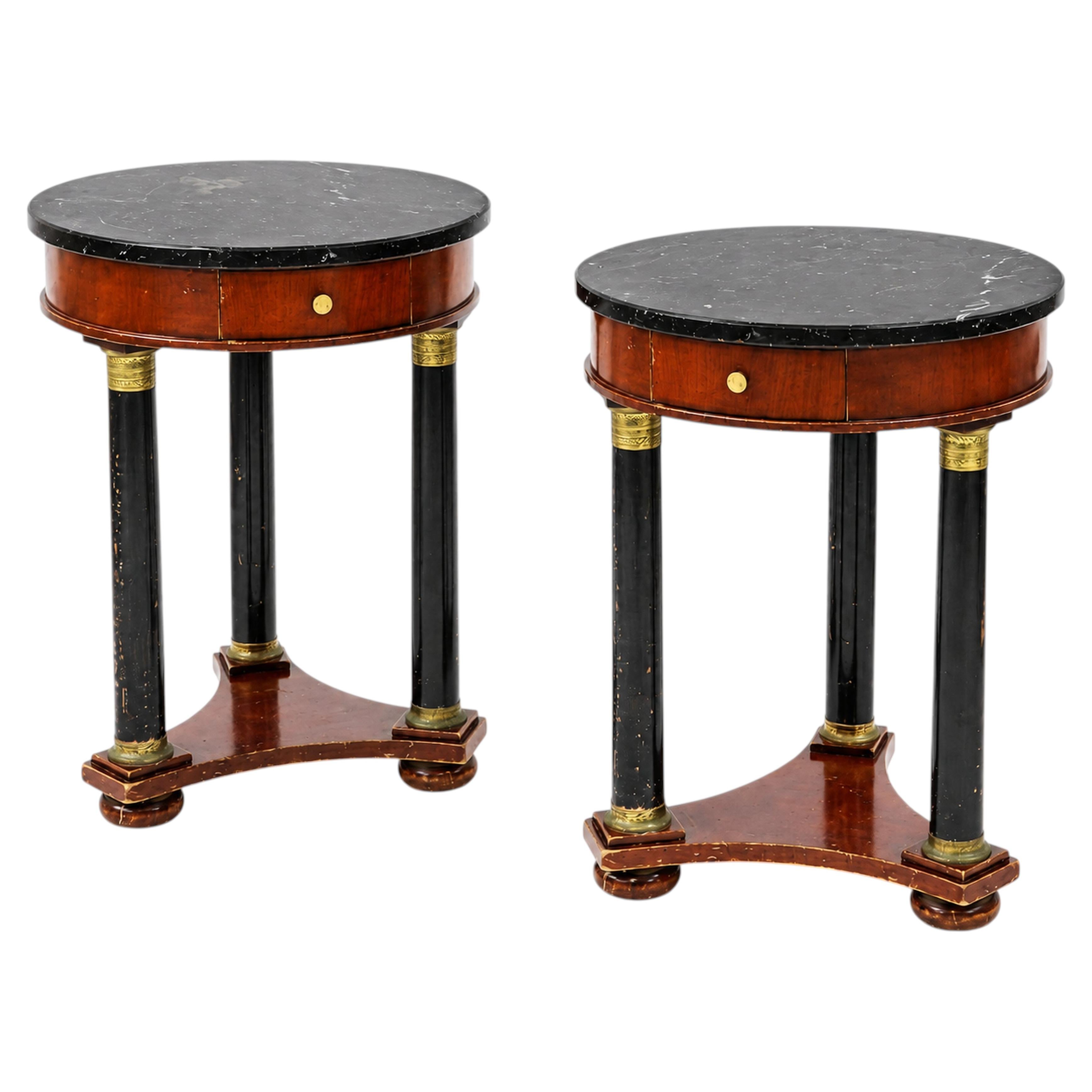 Una coppia di tavolini da salotto in marmo in stile Impero, sostenuti da colonne ebanizzate