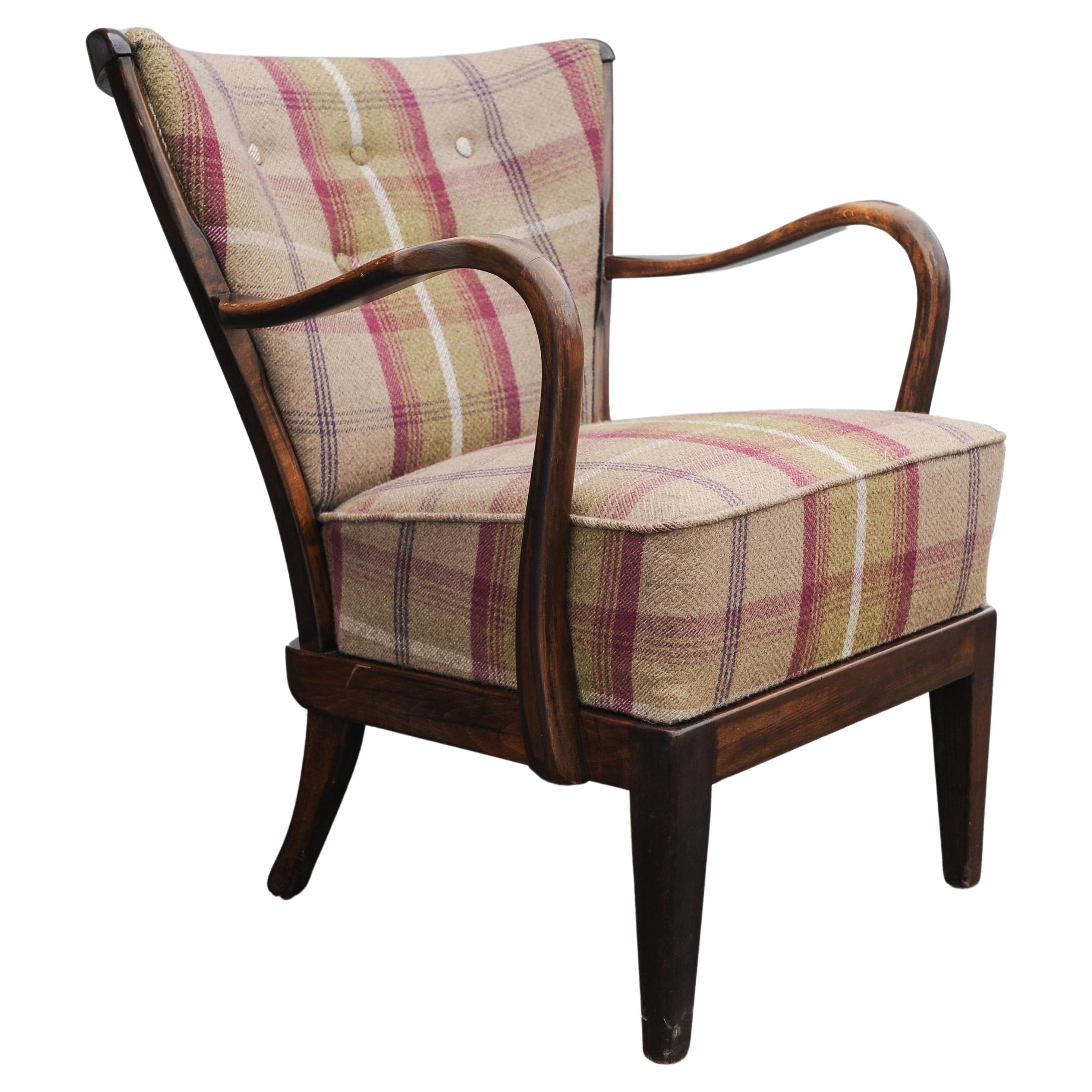 1940er Fritz Hansen Art Deco-Sessel aus gebogenem Eichenholz mit karierter Wollpolsterung 
Hergestellt in Dänemark, Keine Herstellermarken

Fritz Hansen, auch bekannt als Republic of Fritz Hansen, ist eine dänische Möbeldesignfirma. Zu den