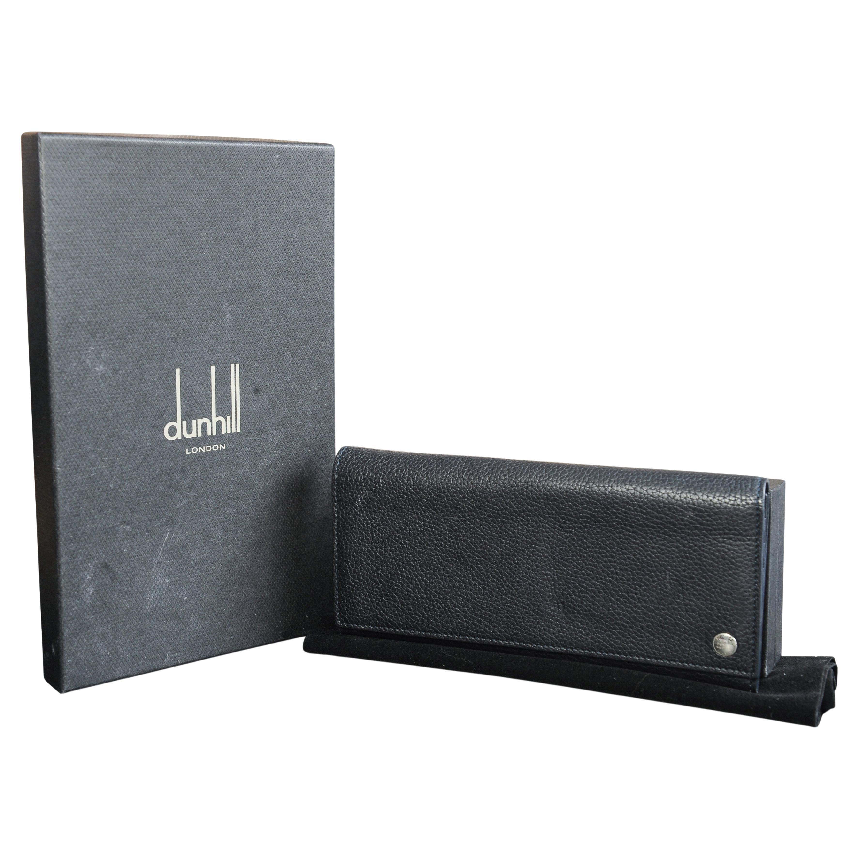 Dunhill London Branded Black Calf Leather Boxed Coat Wallet Made in Italy 

Ref: LZV31ON

Wallet size width 19.5cm I height 9.5 I depth 1.5cm

Featuring ten card slots, one zipped pocket for coins, & three cotton lined, and velvet dust