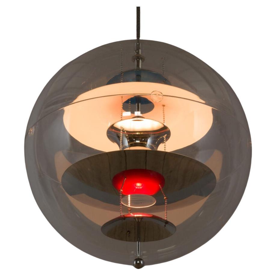 Verner Panton CS607 Lucite Ceiling Suspension Light by Frandsen Lighting A/S of Denmark 

Étiqueté à l'intérieur et portant le cachet 

Pendentif en acrylique transparent. 
Cinq réflecteurs à l'intérieur. Suspendu par trois chaînes en acier. Inclut