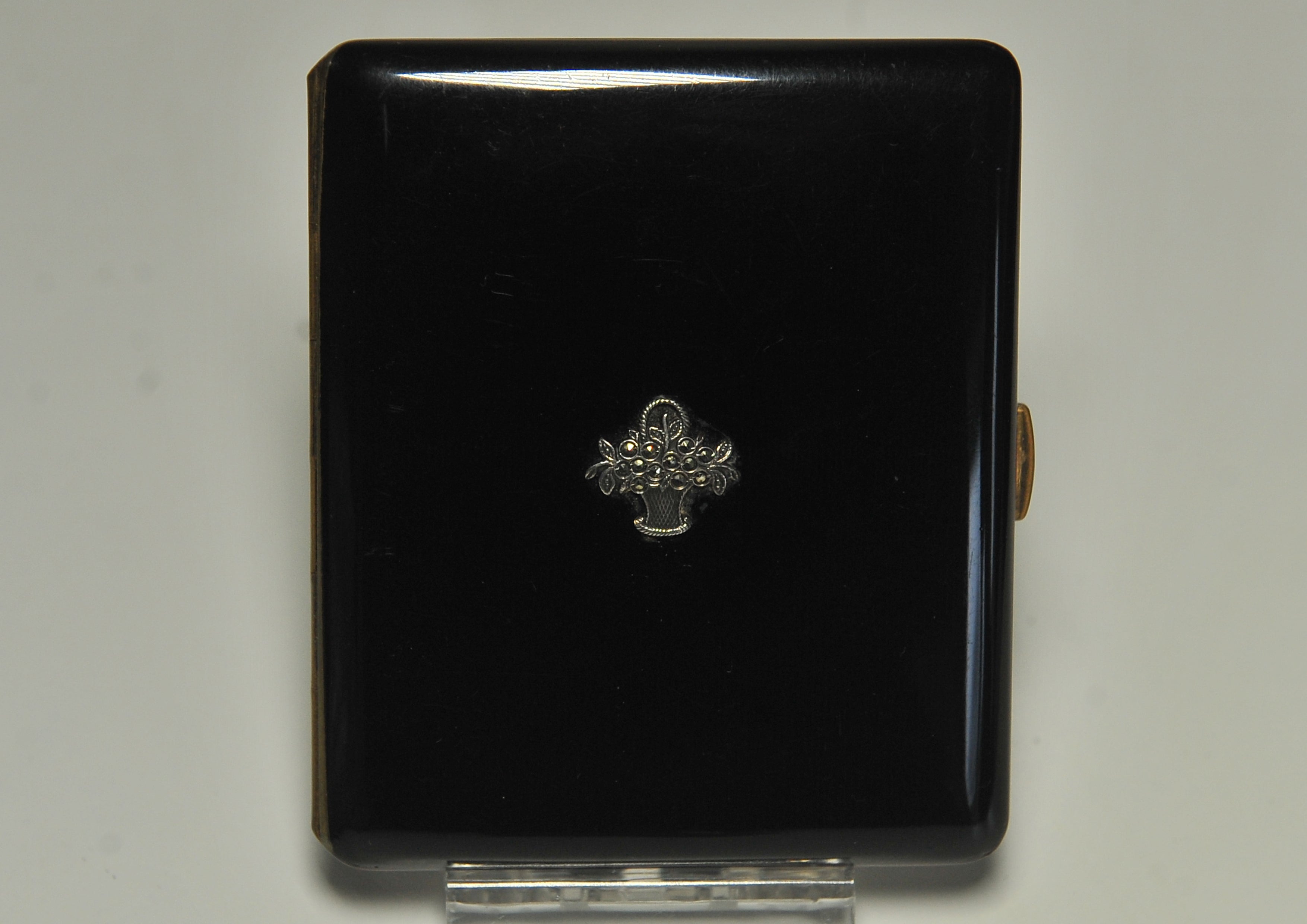 Art Deco Ladies Black Lacquer & Marcasite Cigarette & Matchstick Case 1930's. 
Beide in einem Shagreen-Präsentationskoffer. 

Artikel wurde von der angesehenen britischen Luxusmarke Finnigans of Deansgate Manchester.

The House of Finnigans war ein