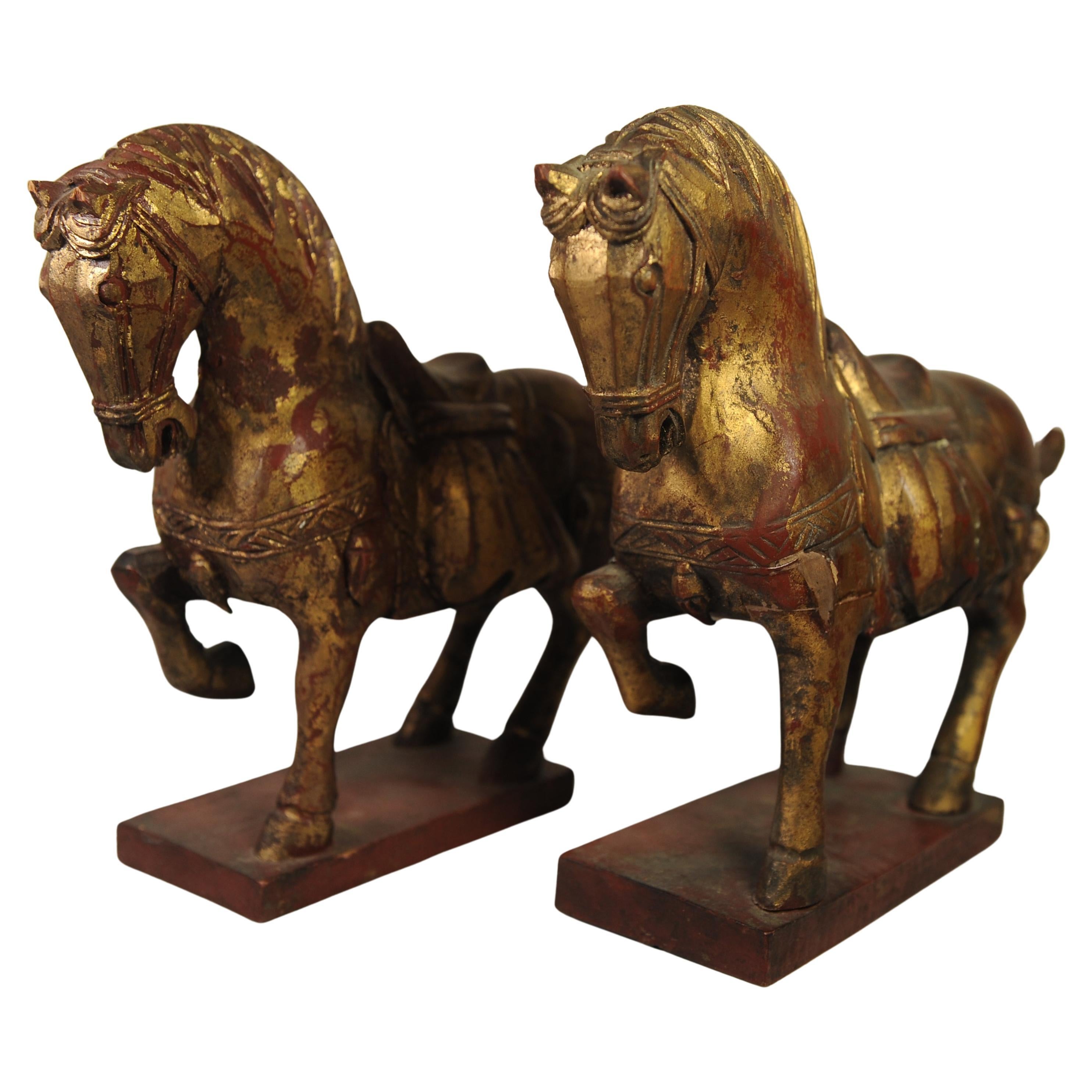 Vibrante pareja de caballos chinos pintados y tallados a mano al estilo de la Tang Dynasty