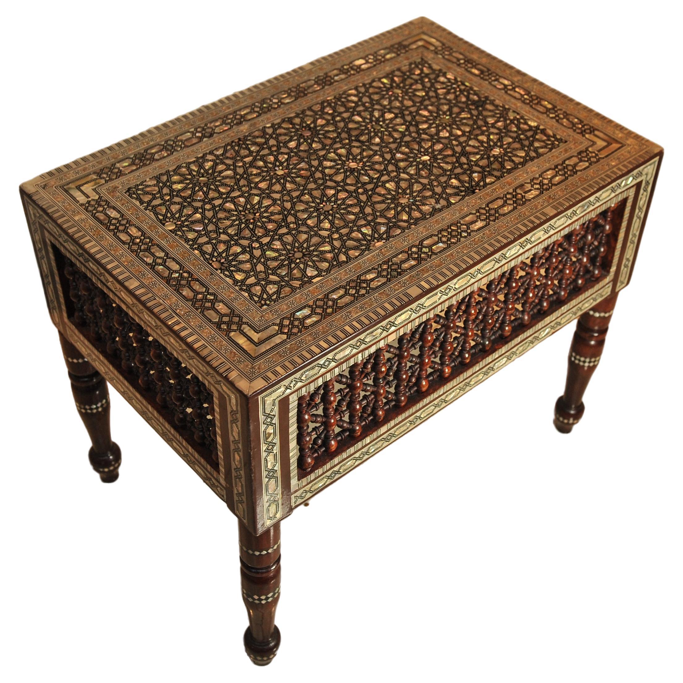 Mesa de Té Damascena con Incrustaciones Decorativas Moriscas y Espejo de Pared a Juego Morisco en venta