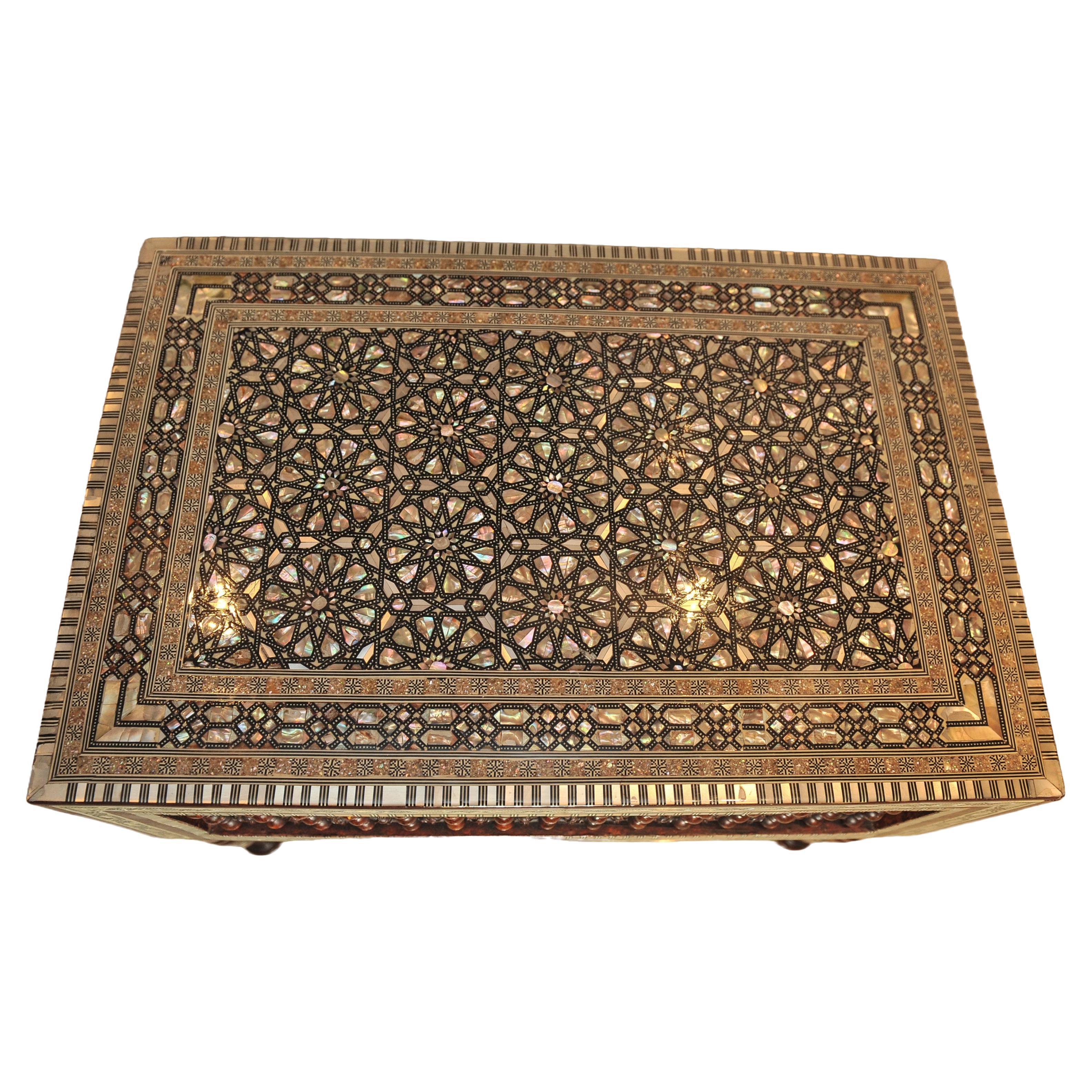 Mesa de Té Damascena con Incrustaciones Decorativas Moriscas y Espejo de Pared a Juego Marroquí en venta