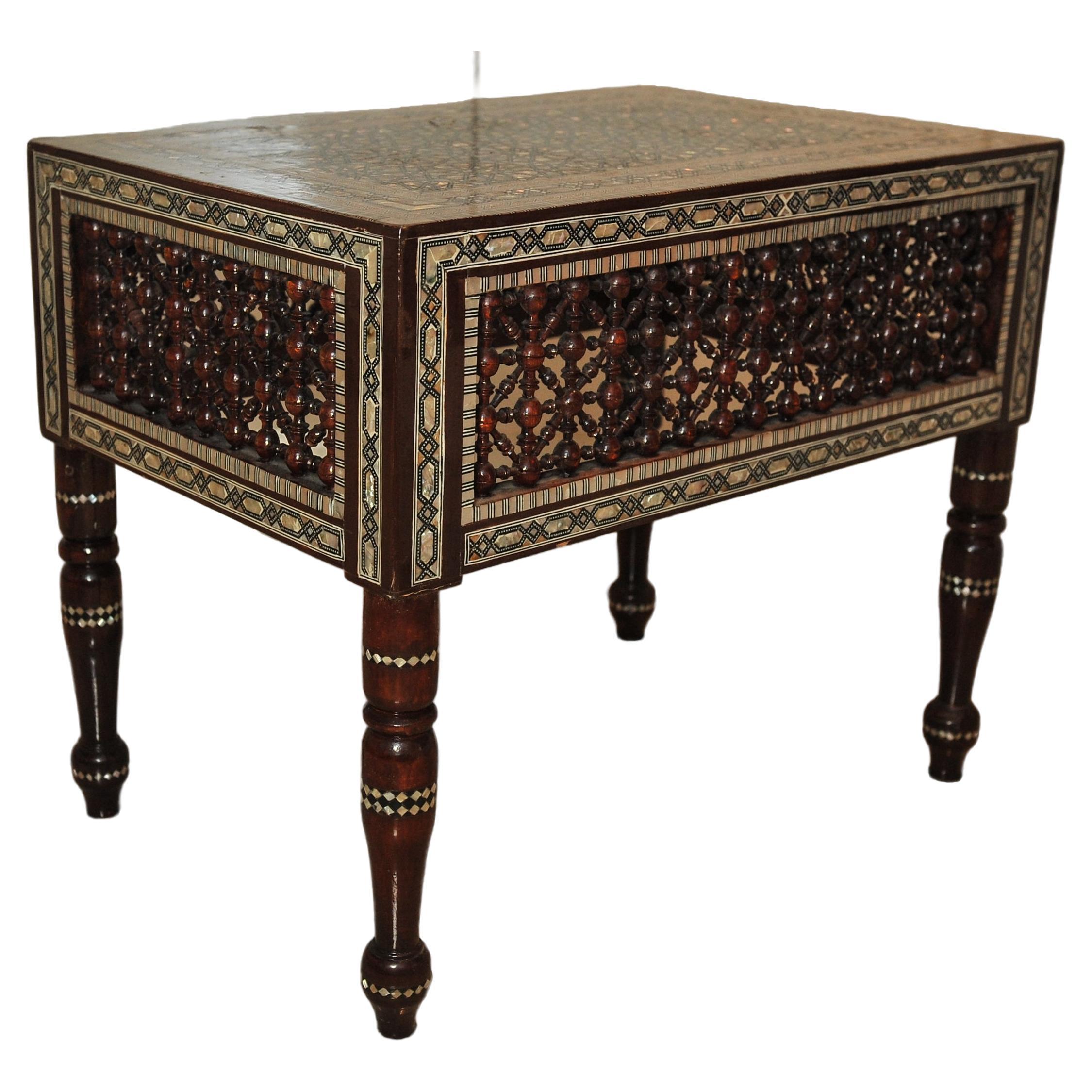 Mesa de Té Damascena con Incrustaciones Decorativas Moriscas y Espejo de Pared a Juego 
Con Una Marquetería Repetitiva Khatam de Patrones Decorativos Geométricos Década de 1910

Espejo
Altura 85,5 cm
Anchura 56,5 cm
Profundidad 3 cm 

Mesa
Altura 51