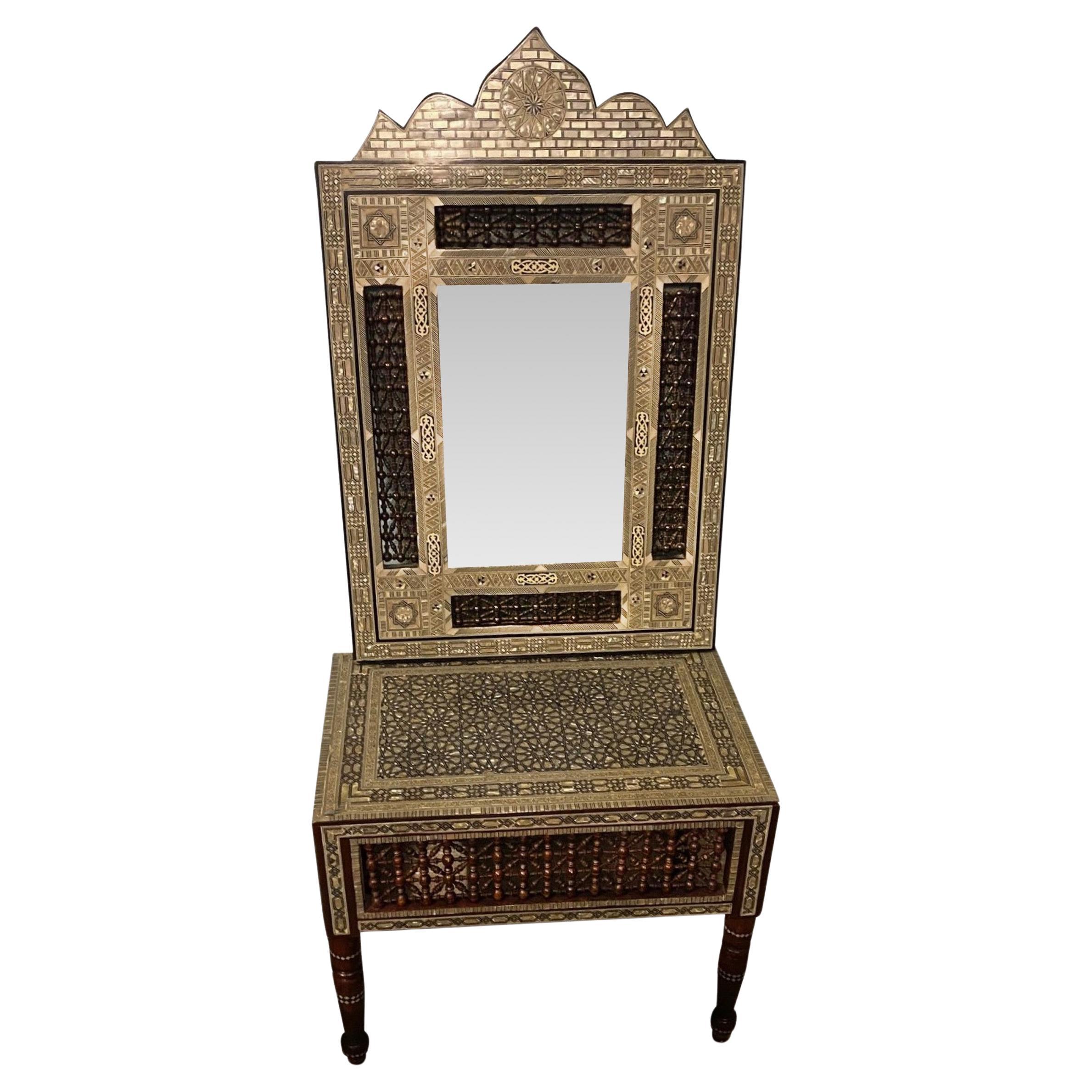 Mesa de Té Damascena con Incrustaciones Decorativas Moriscas y Espejo de Pared a Juego en venta