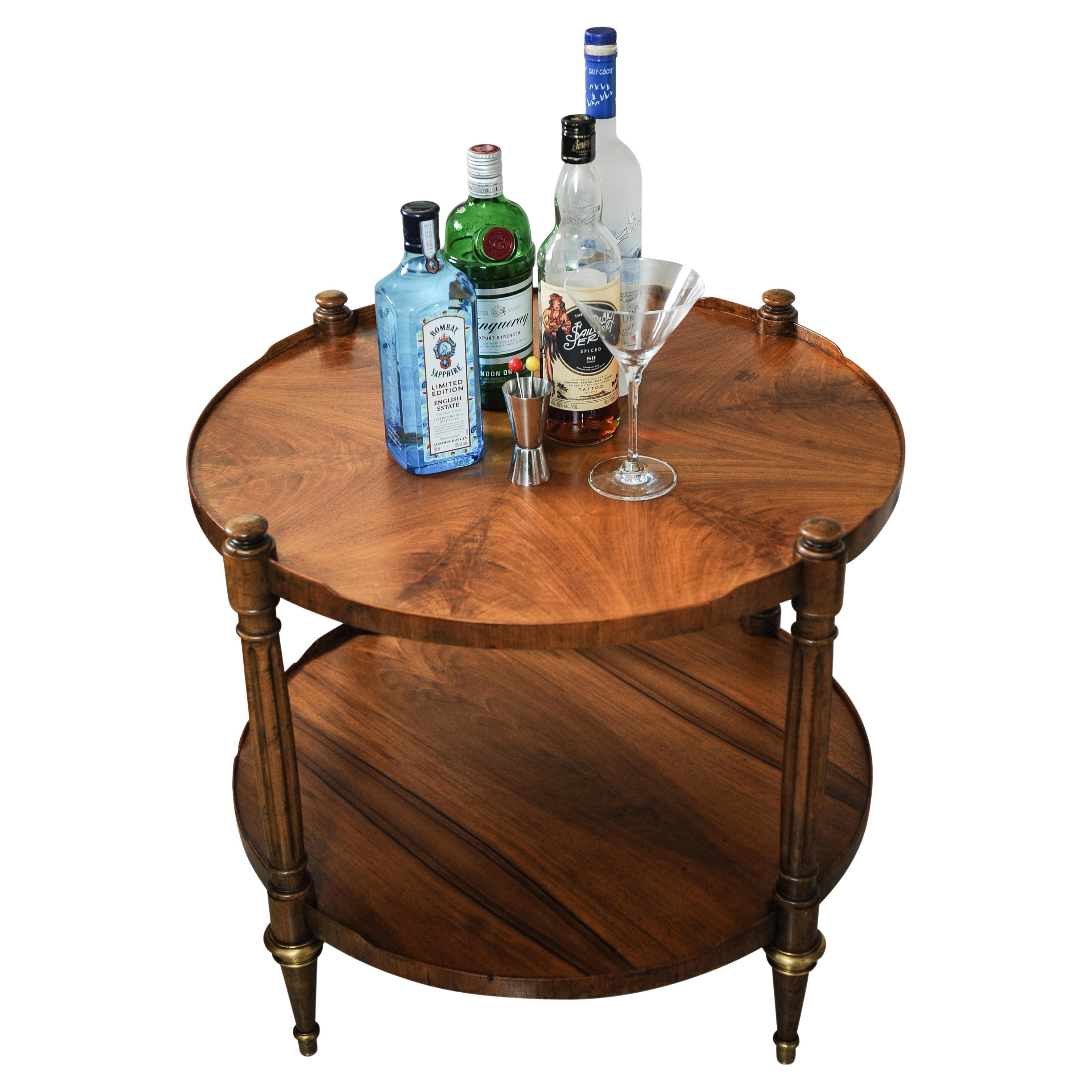 Zweistufiger Empire-Gueridon-Tisch aus geflammtem Nussbaumholz im Regency-Stil mit eleganten Schilfrohrbeinen im Angebot