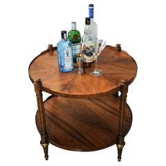 Zweistufiger Empire-Gueridon-Tisch aus geflammtem Nussbaumholz im Regency-Stil mit eleganten Schilfrohrbeinen