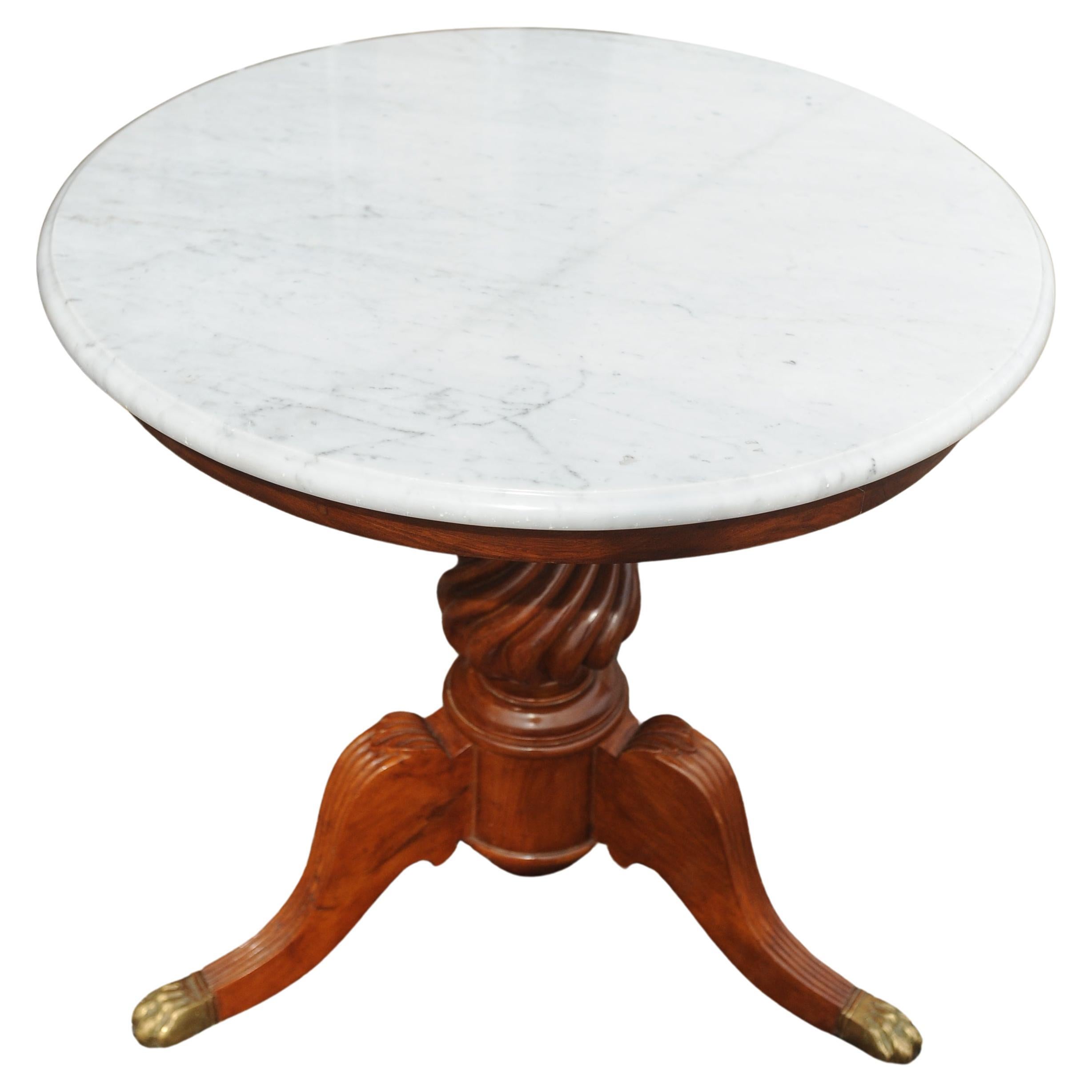 Francese Tavolo Gueridon in marmo del XIX secolo con colonna in legno tornito e piedi a zampa d'ottone in vendita