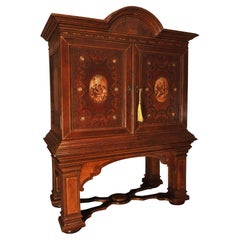 Cabinet de collection du 19e siècle, de style Renaissance italienne, fait à la main et tolélé.