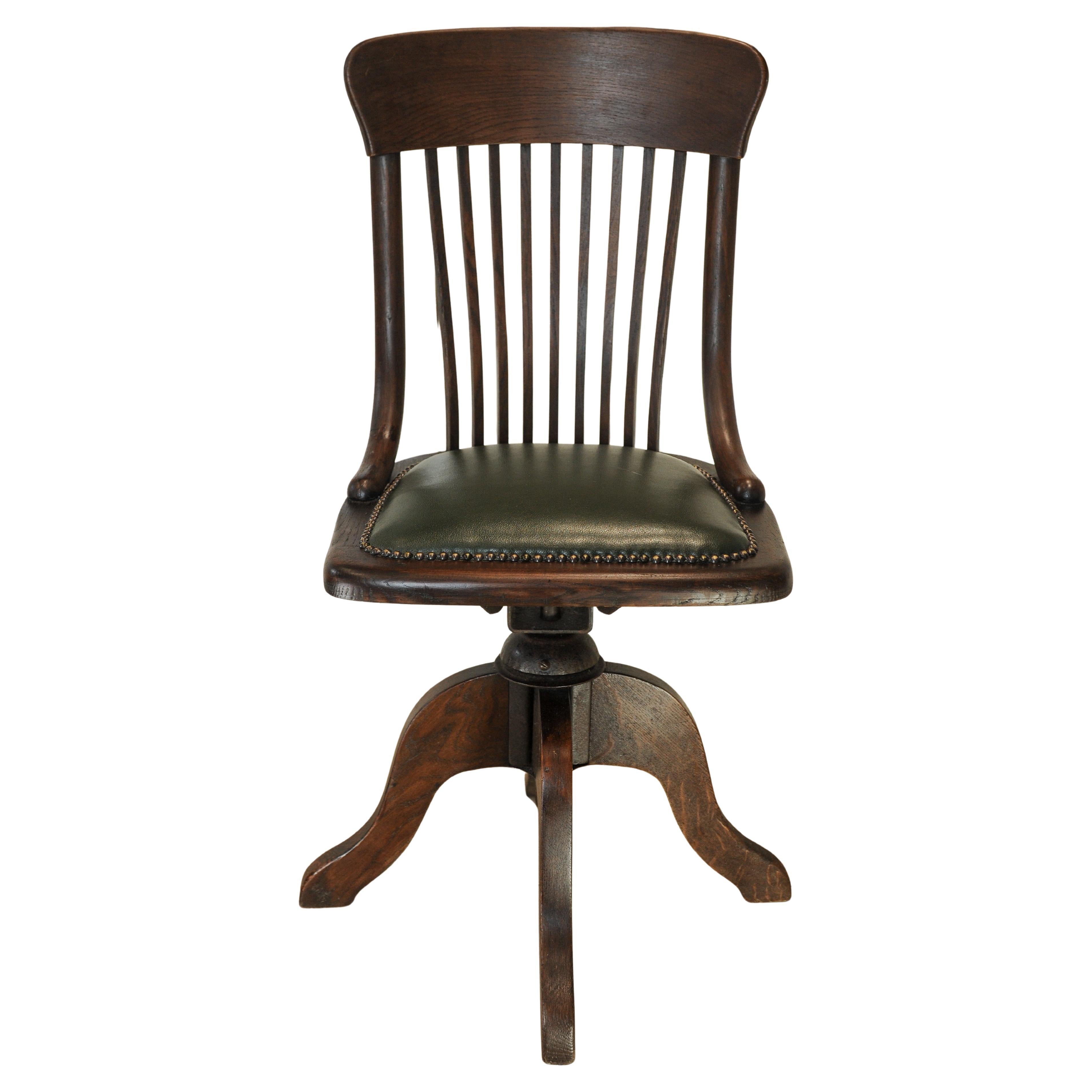 Silla de escritorio victoriana giratoria de madera curvada de cuero verde pulido con tachuelas en Bueno Estado en Reading, Berkshire