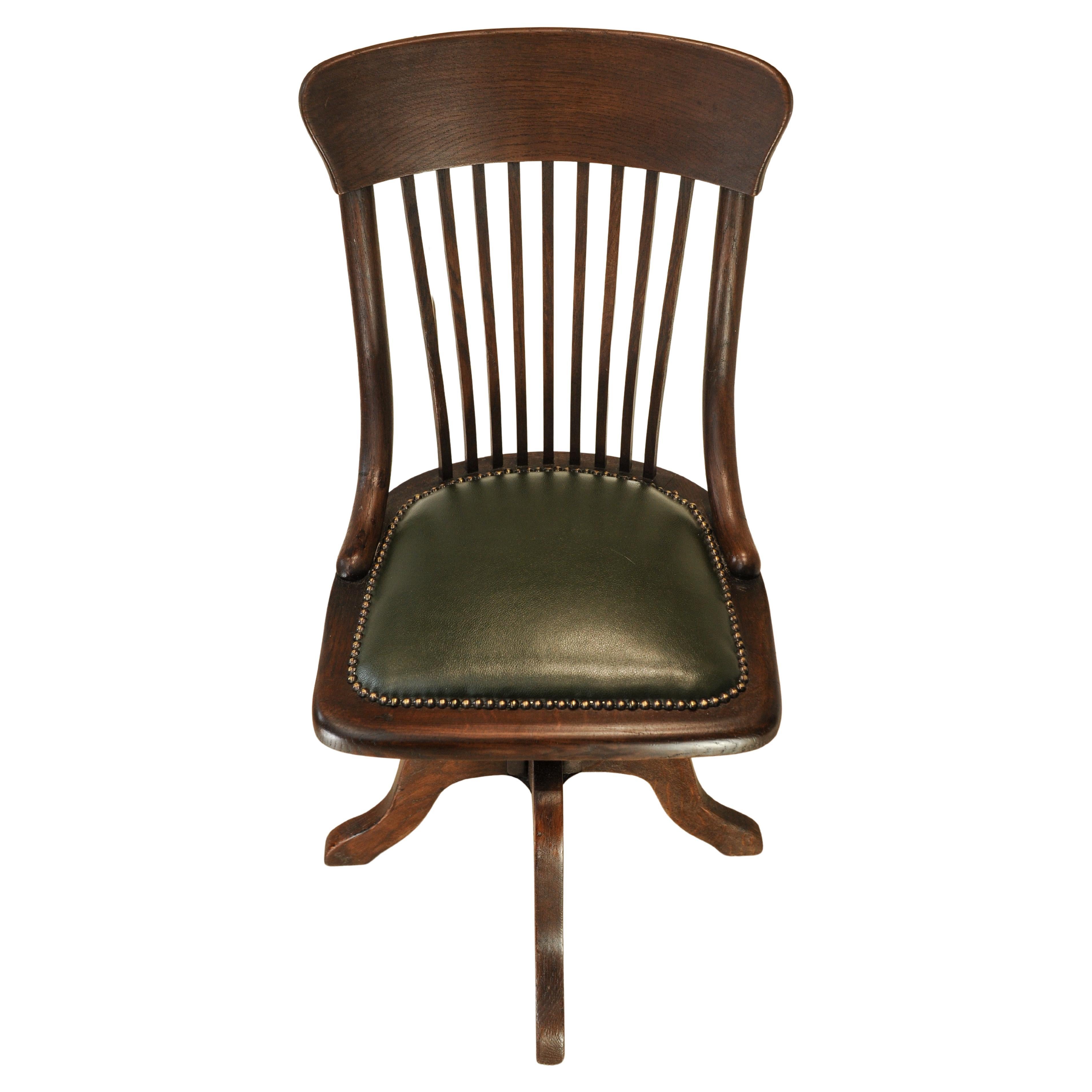Silla de escritorio victoriana giratoria de madera curvada de cuero verde pulido con tachuelas siglo XIX