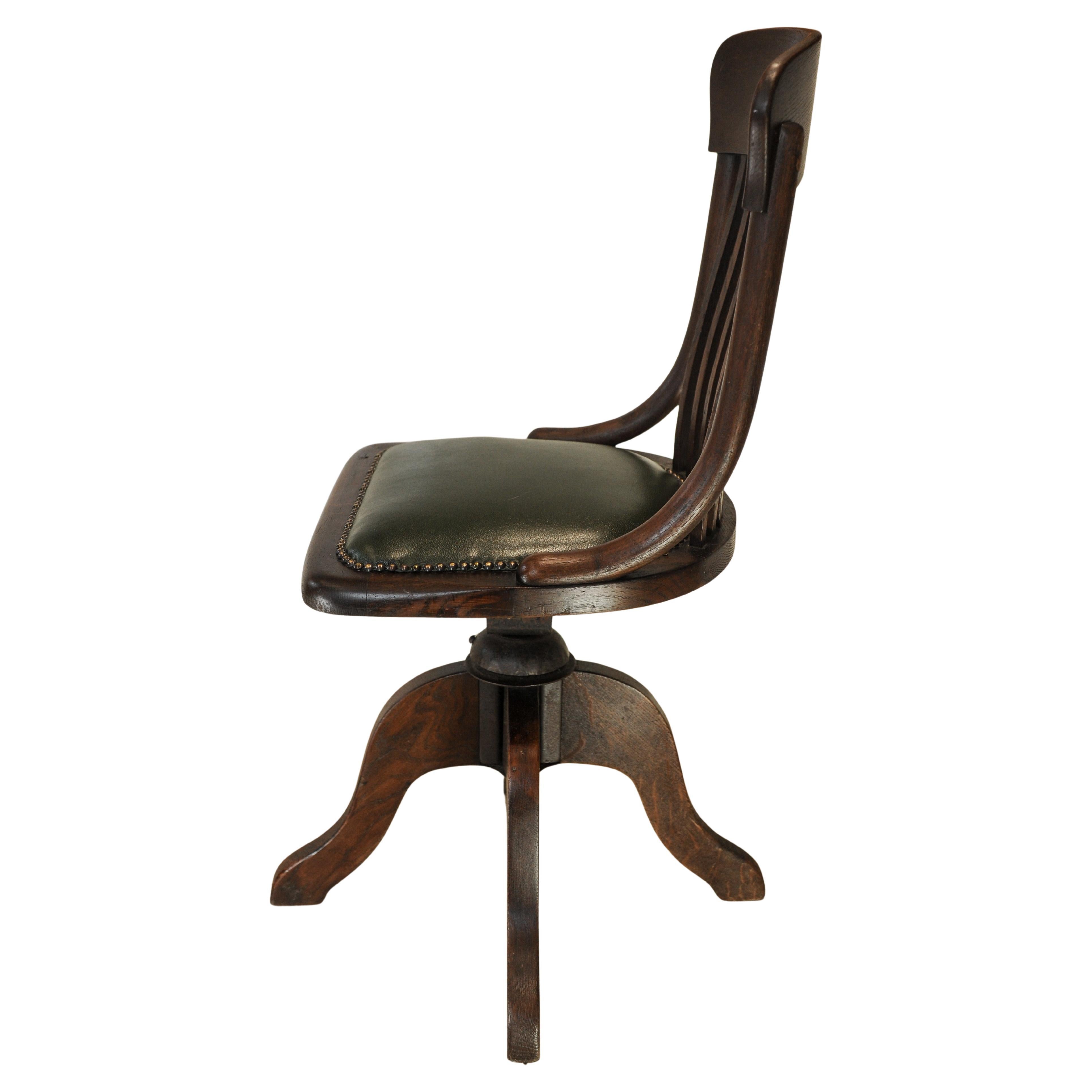 Silla de escritorio victoriana giratoria de madera curvada de cuero verde antiguo pulido con tachuelas 

El asiento se ha retapizado recientemente en piel texturizada de color verde carrera. 
La silla está muy bien hecha y ofrece una calidad