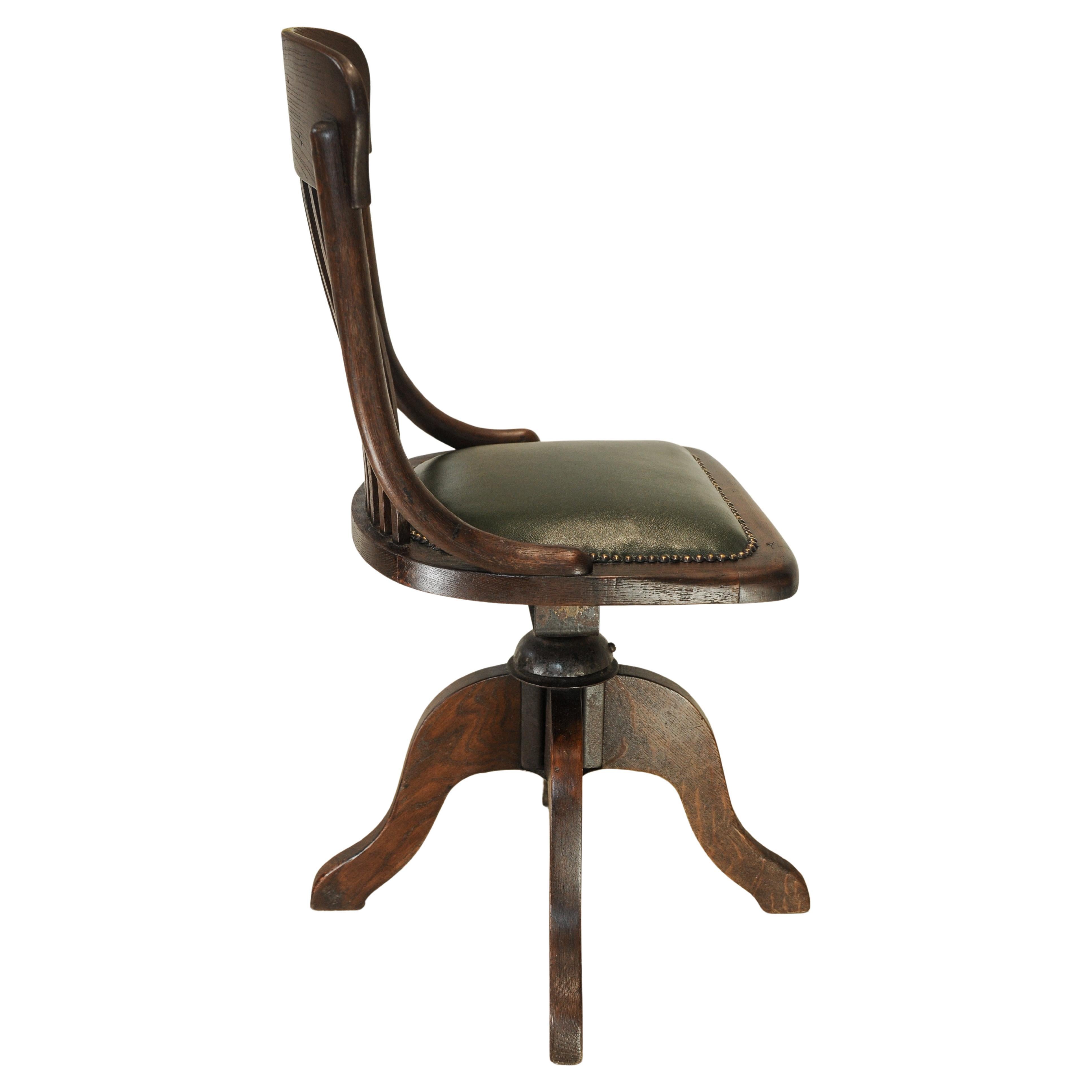 Silla de escritorio victoriana giratoria de madera curvada de cuero verde pulido con tachuelas 3