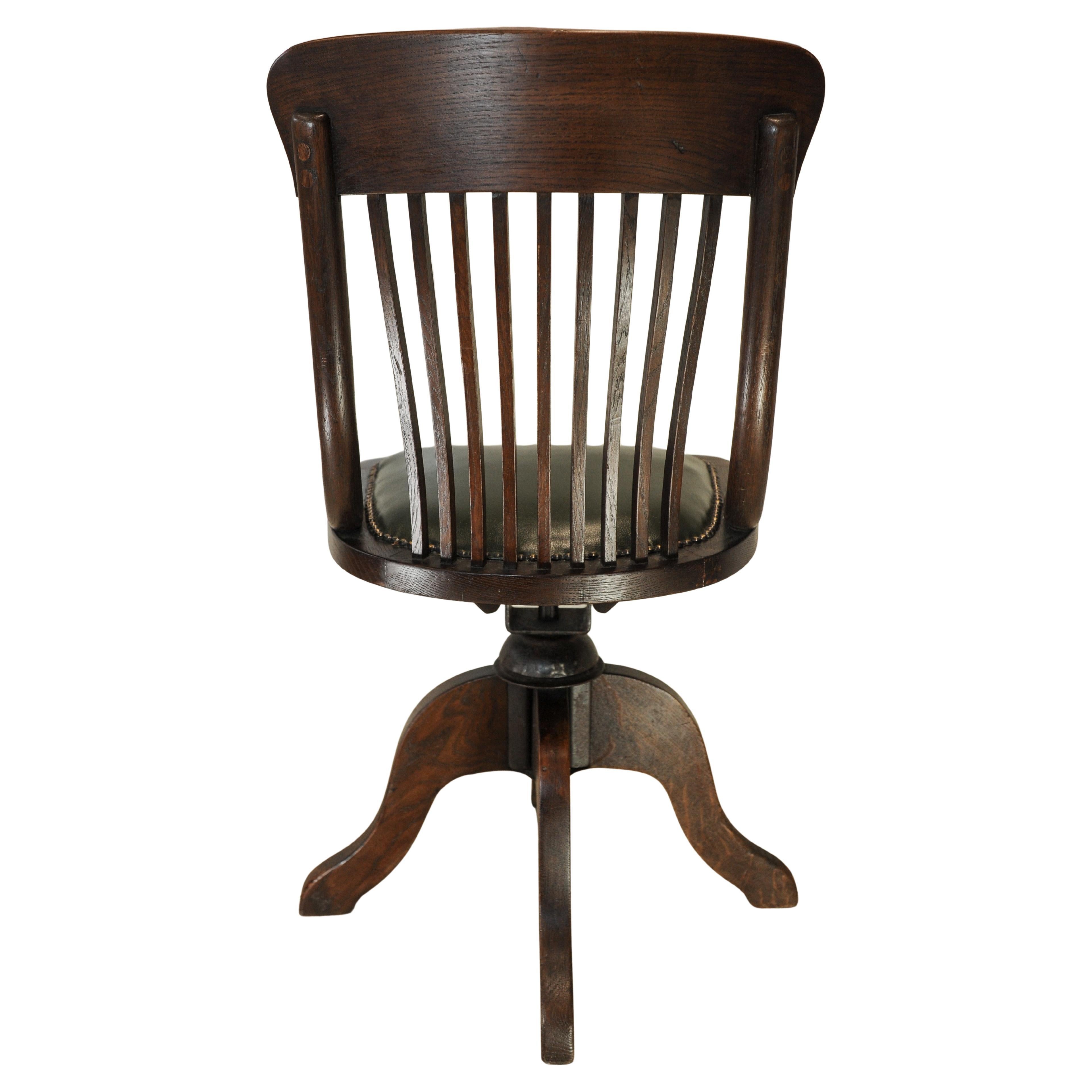 Silla de escritorio victoriana giratoria de madera curvada de cuero verde pulido con tachuelas 2