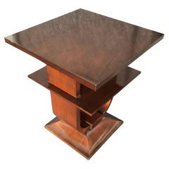Mesa auxiliar de tres niveles en elegante nogal con rebabas de diseño art déco