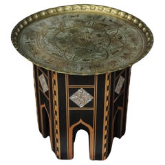Mesa de té ebonizada de Oriente Medio con bandeja decorativa extraíble de latón 