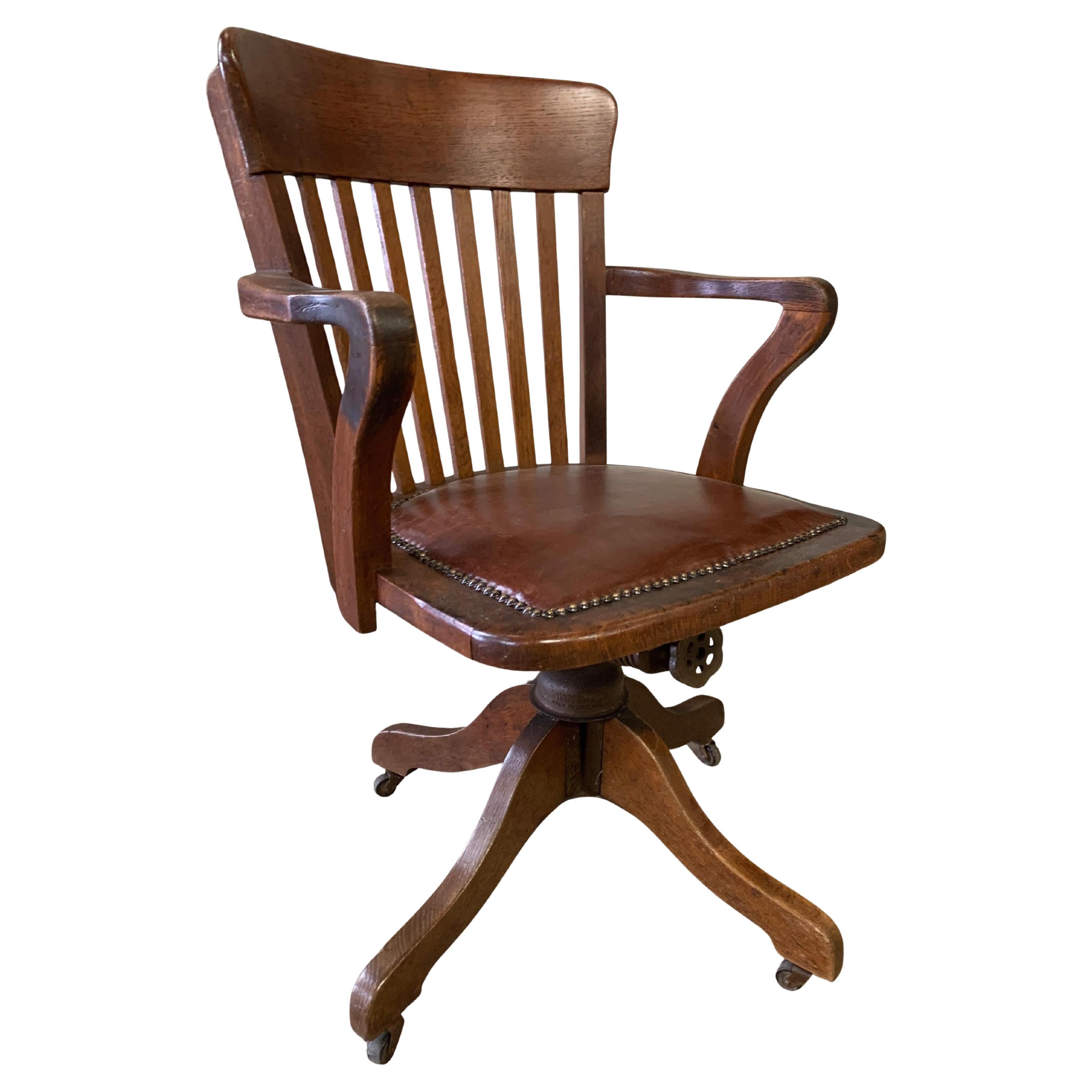 Silla de escritorio giratoria de cuero con respaldo de riel de roble Hillcrest de principios del siglo XX inglés