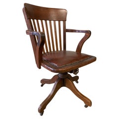 Silla de escritorio giratoria de cuero con respaldo de riel de roble Hillcrest de principios del siglo XX inglés