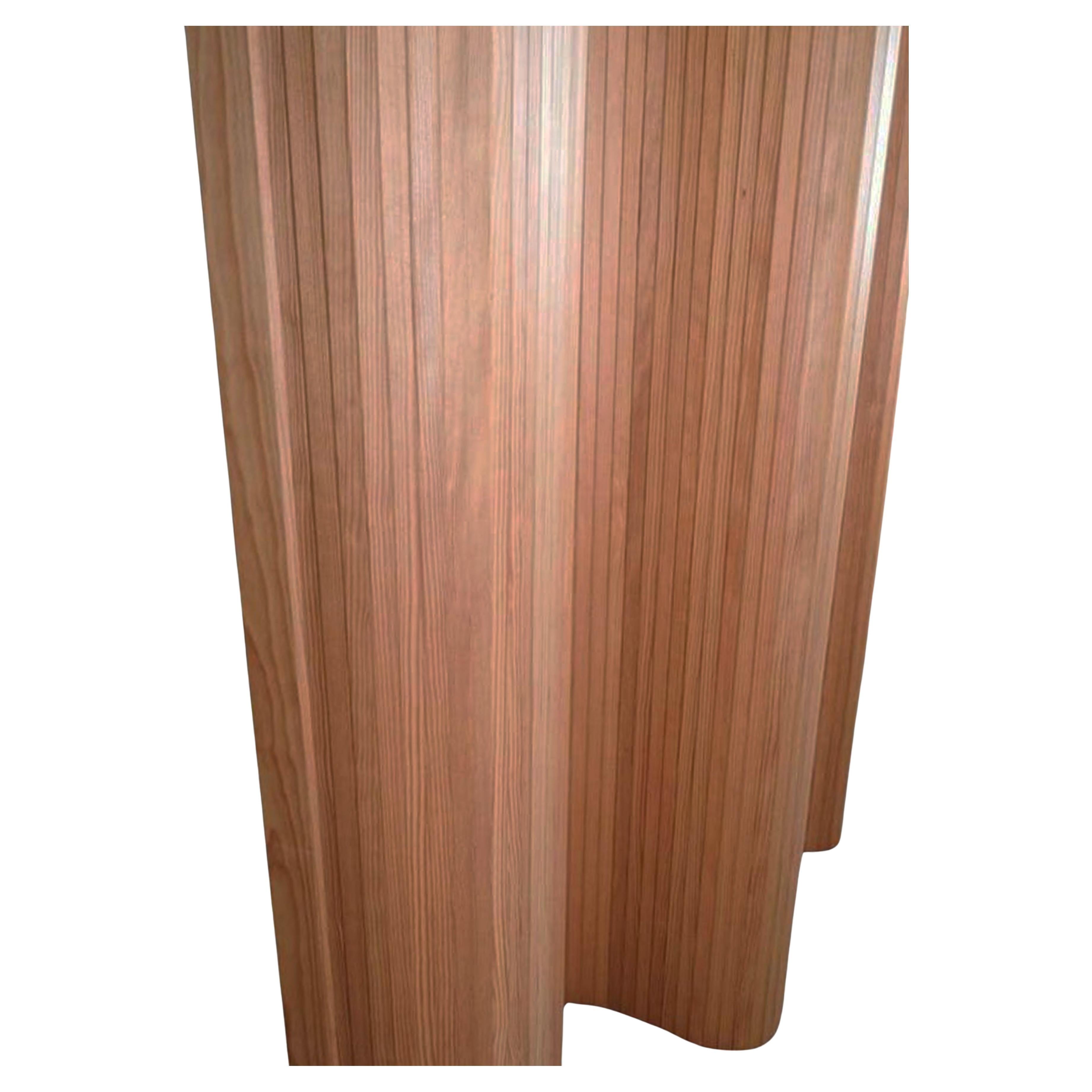 L'écran Artek 100 a été conçu par Alvar Aalto avec une esthétique naturelle pour divers intérieurs nécessitant intimité et séparation au sein d'une pièce. Sa conception légère peut être utilisée de manière occasionnelle ou permanente pour diviser