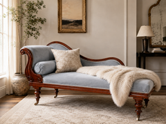 Chaise longue aus Mahagoni aus dem 19. Jahrhundert mit entenei-blauer Polsterung und geschwungenen Armlehnen