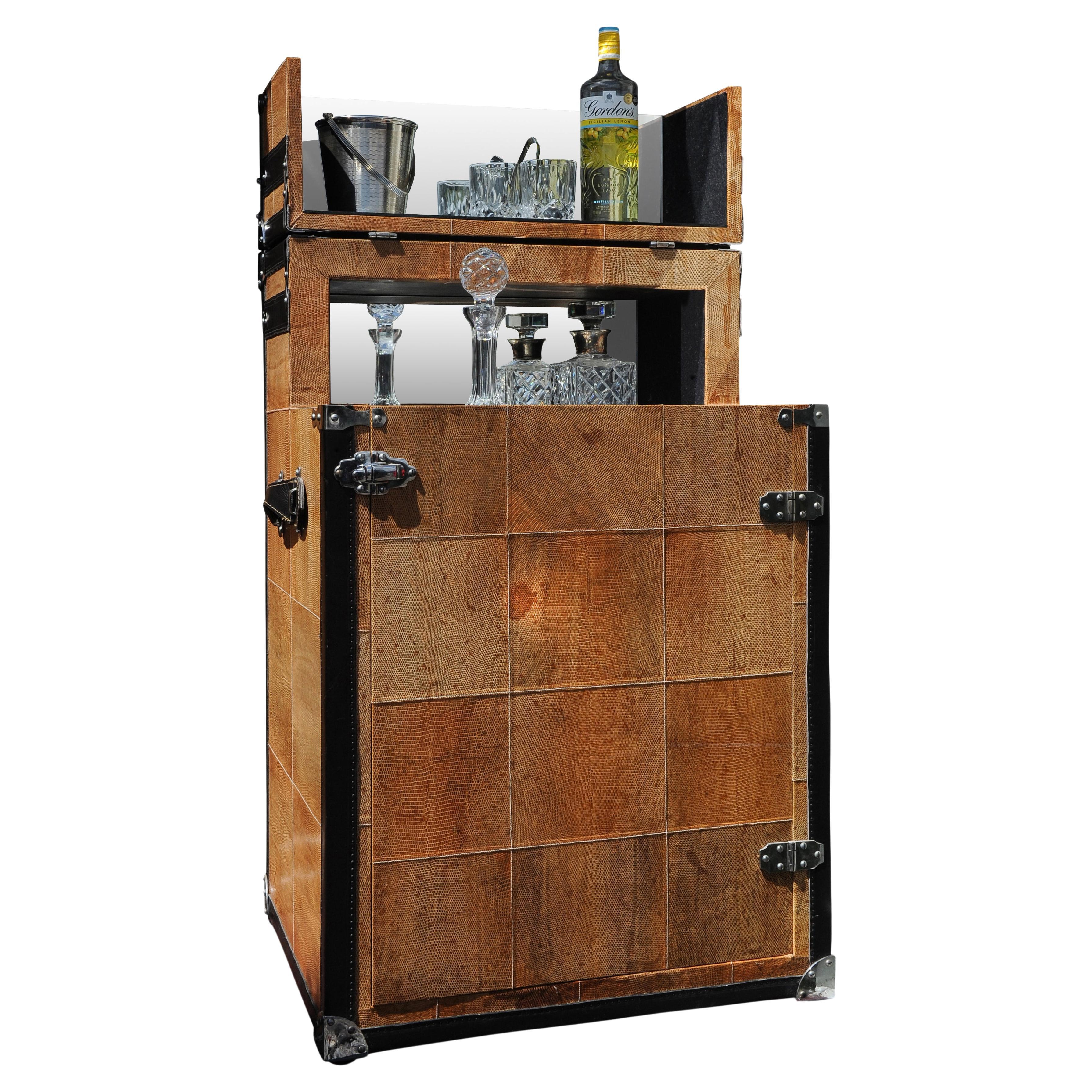 Rare coffre de voyage en galuchat sur mesure pour bar à cocktails, créé par le célèbre fabricant Ginger Brown de Normandie, en France. 

Le bar est doté d'un intérieur en miroir, d'un tiroir ajusté et d'une reliure en cuir. 

Elegant emblème en
