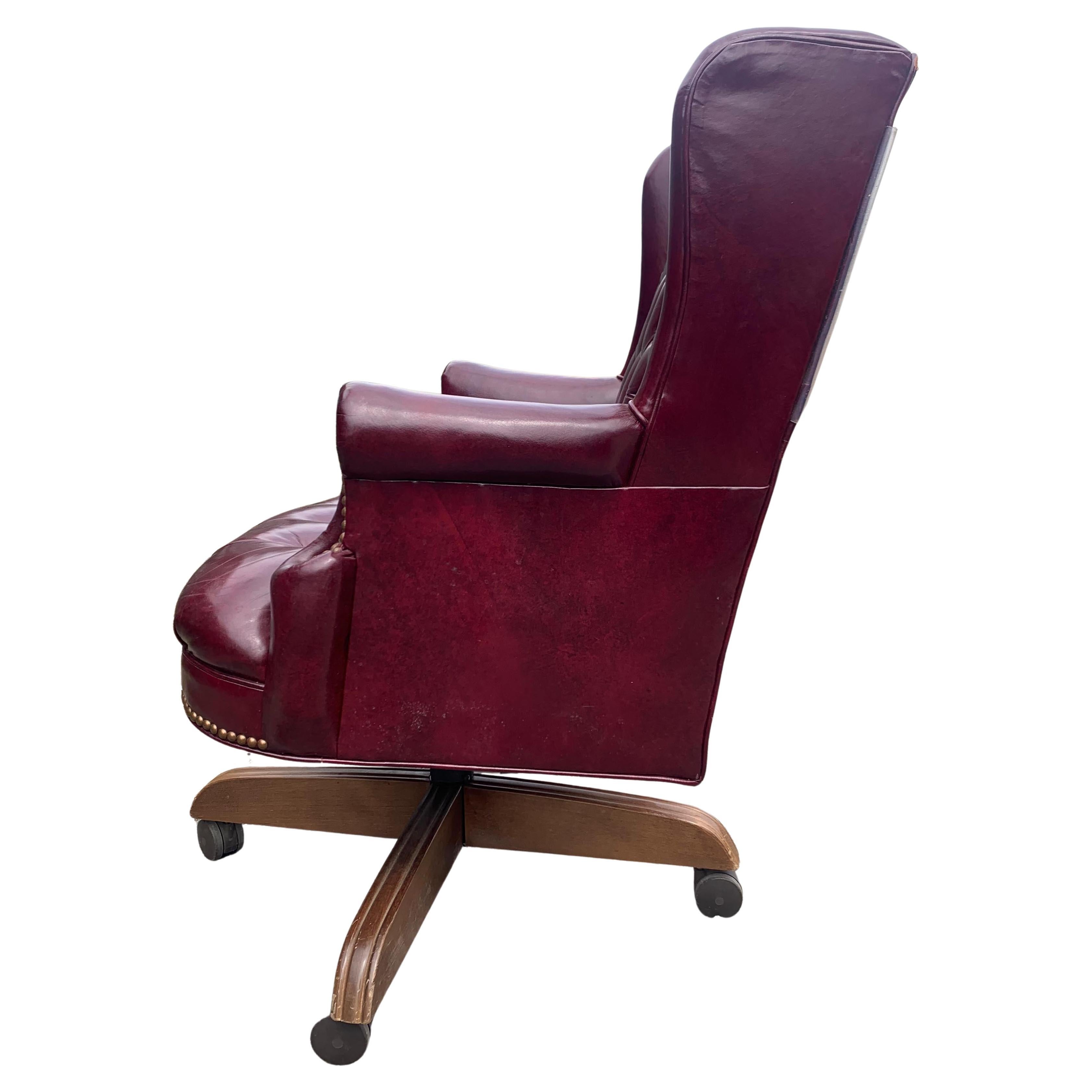 Silla de escritorio giratoria Chesterfield de cuero pulido con respaldo de botones siglo XX en venta