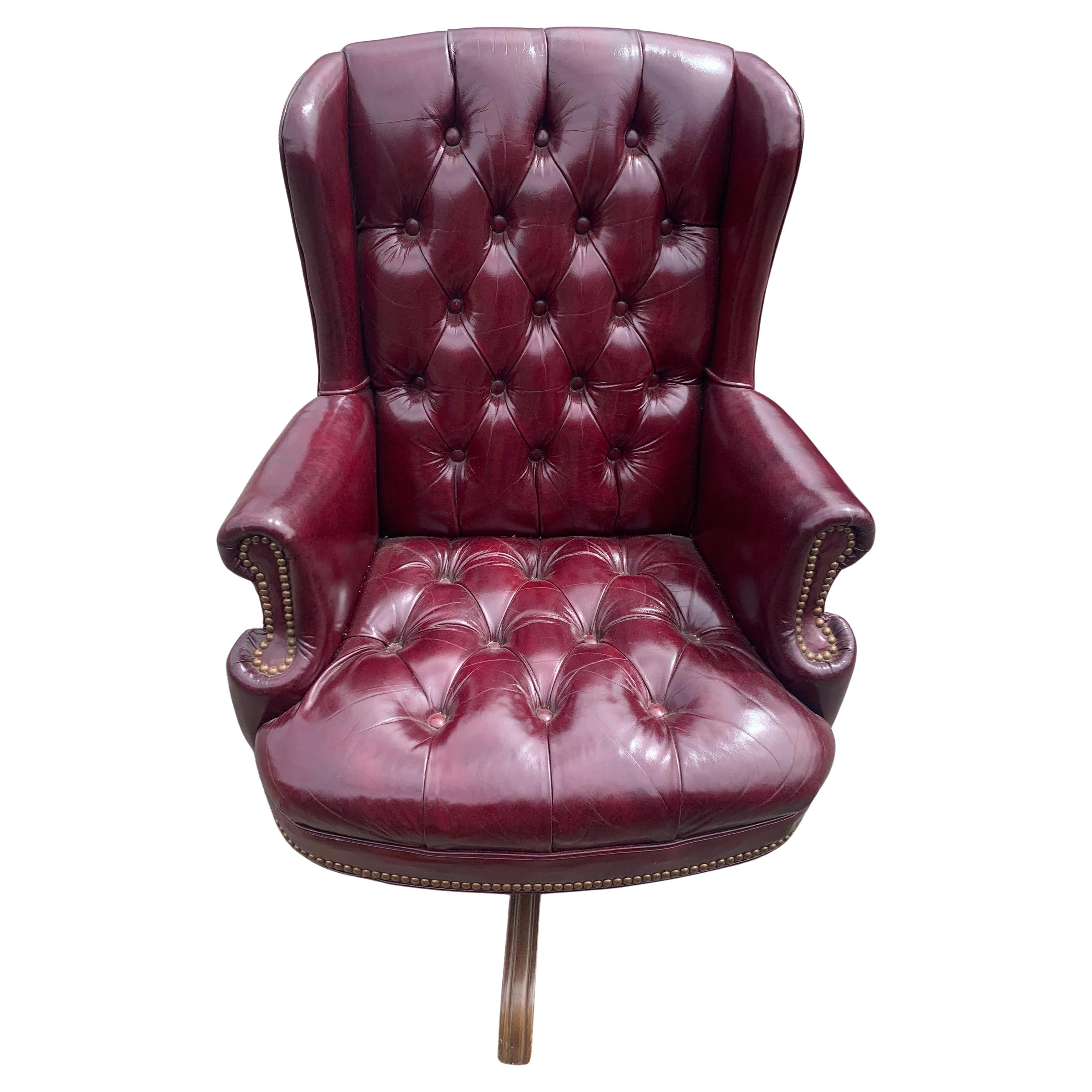 Silla de escritorio giratoria Chesterfield de cuero pulido con respaldo de botones Estadounidense en venta