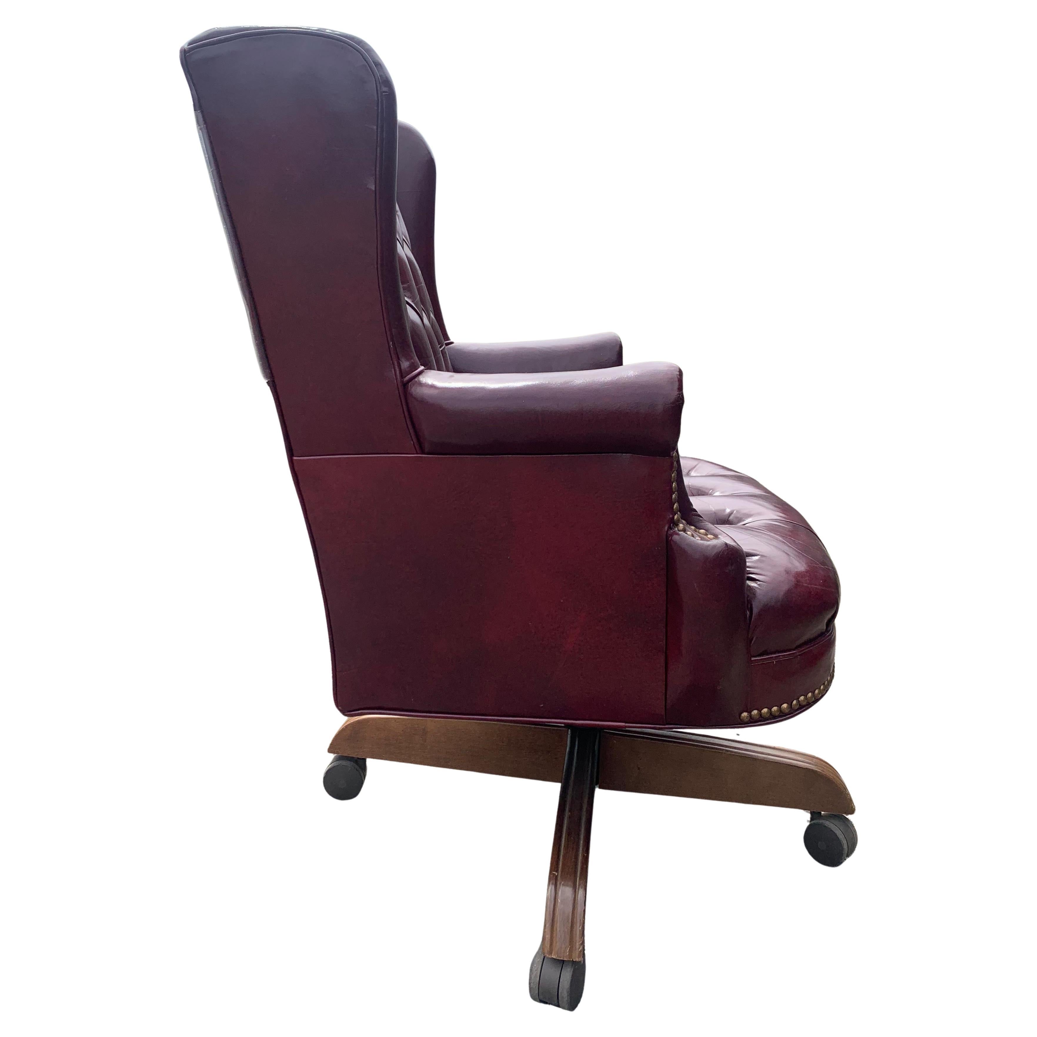 Silla de escritorio giratoria Chesterfield de cuero pulido con respaldo de botones Victoriano en venta