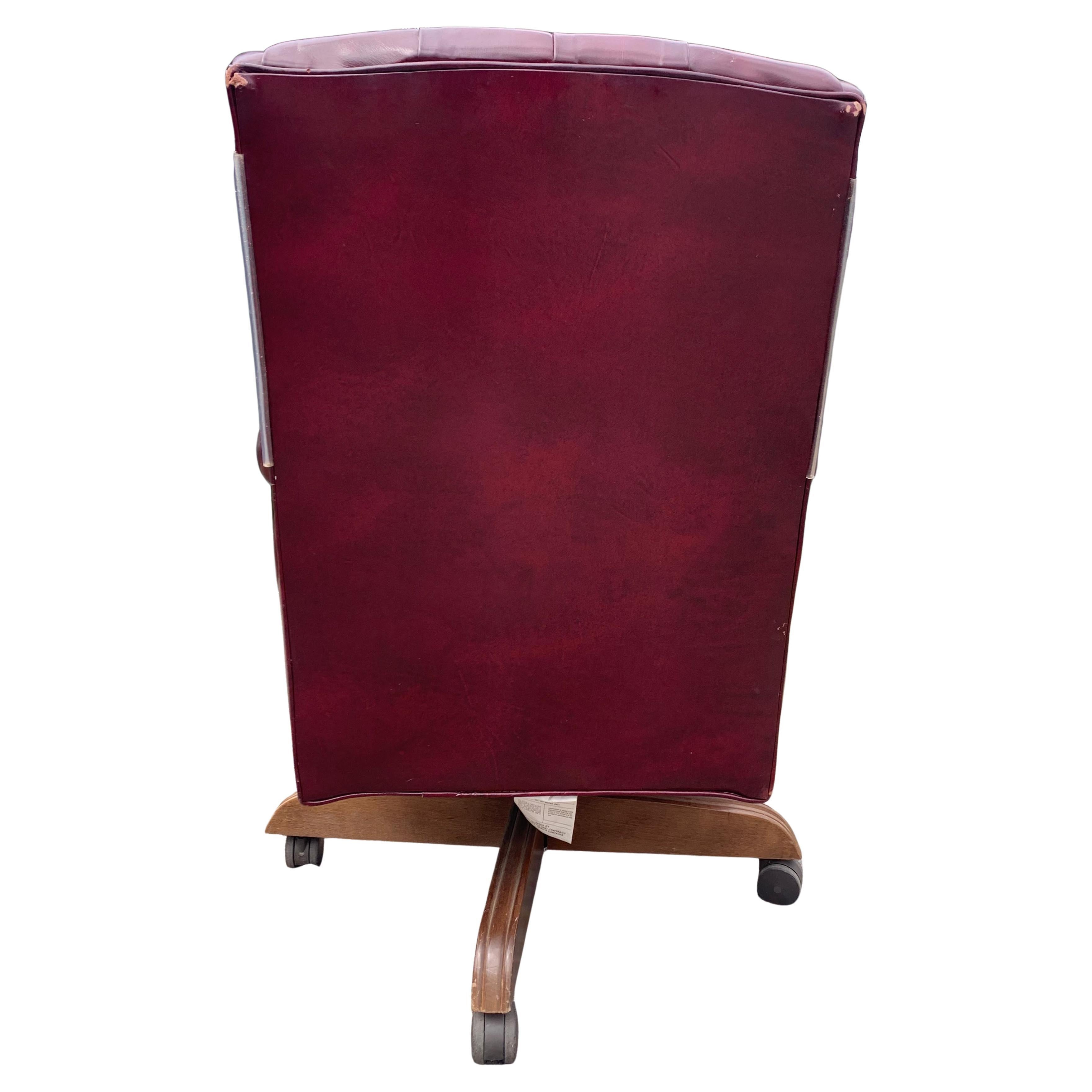 Silla 2025 8 Arcón

Silla de Escritorio Giratoria Chesterfield con Respaldo de Botones Borgoña Pulida para Ejecutivos   Tapicería de cuero con acción basculante y altura de asiento ajustable

Lujoso sillón giratorio de cuero para oficina, muy pulido