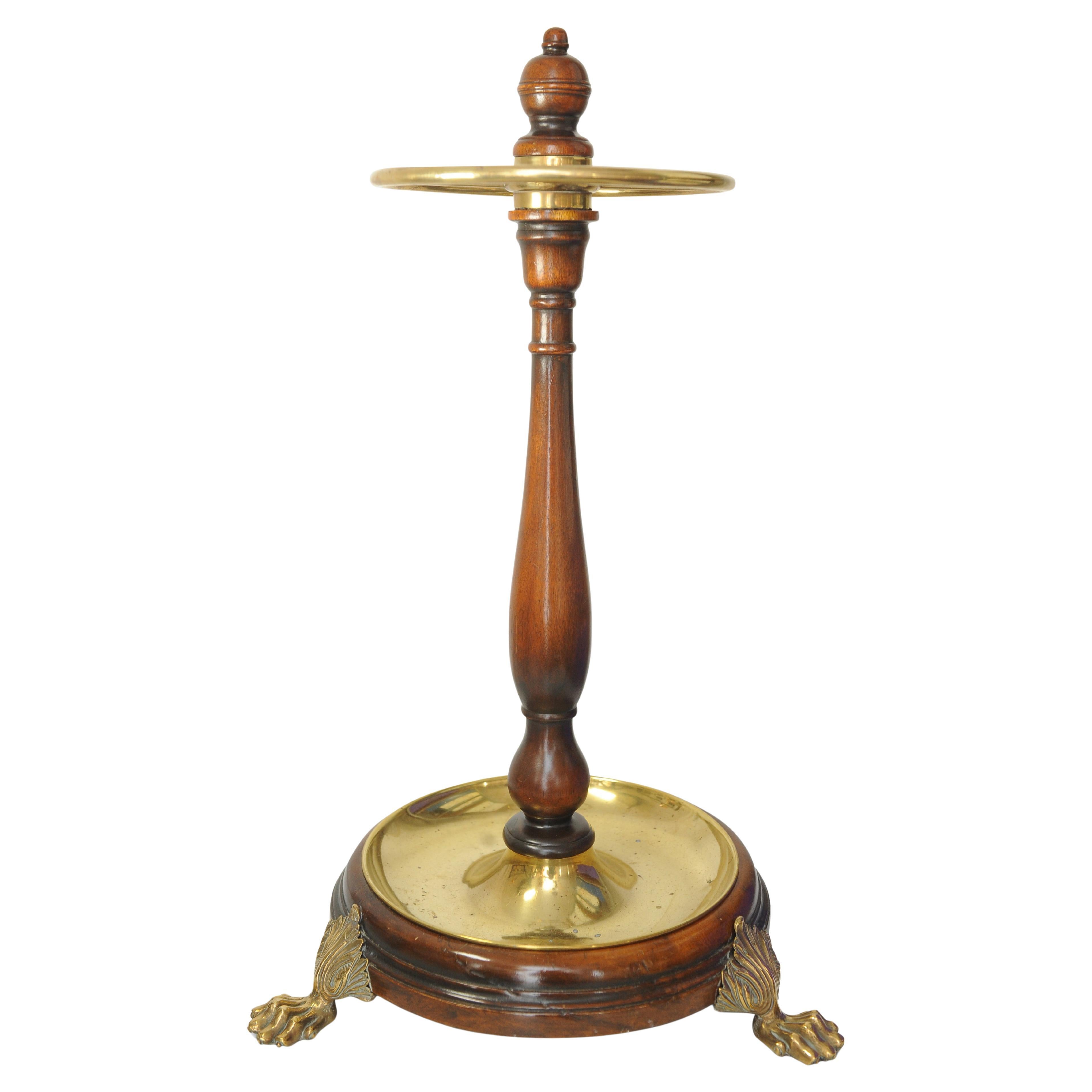 Ancien meuble de salon victorien anglais en acajou massif et en laiton moulé, avec porte-parapluie et bâton circulaire.

Sur un fleuron central tourné avec un égouttoir circulaire en laiton, sur des pieds en laiton coulé en forme de patte de lion.
