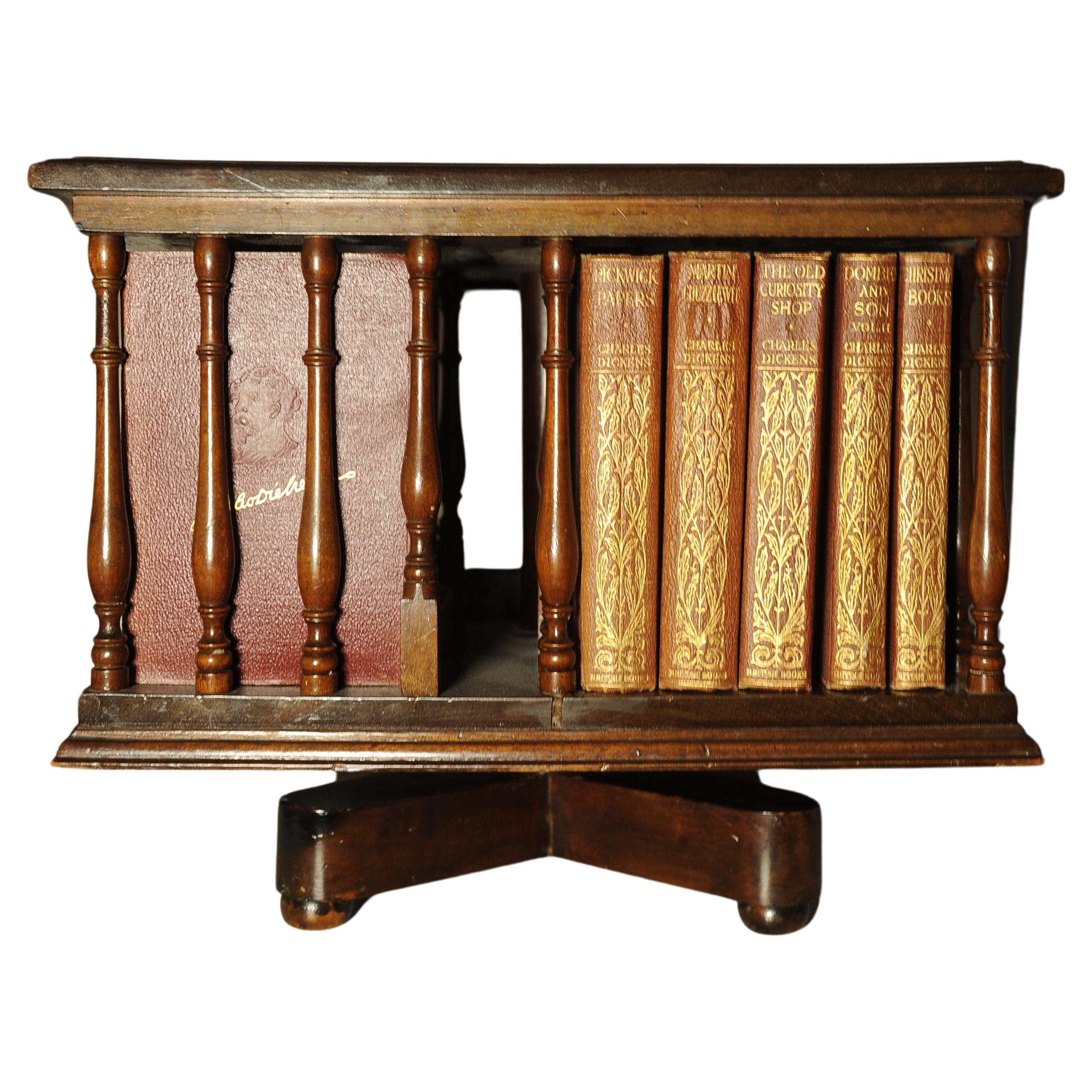 Charmante petite bibliothèque tournante de table de style victorien anglais, faite à la main, avec des supports tournés 

Bibliothèque sur base rotative bien exécutée et fabriquée à la main. 

Les CD montrent la taille des étagères, qui