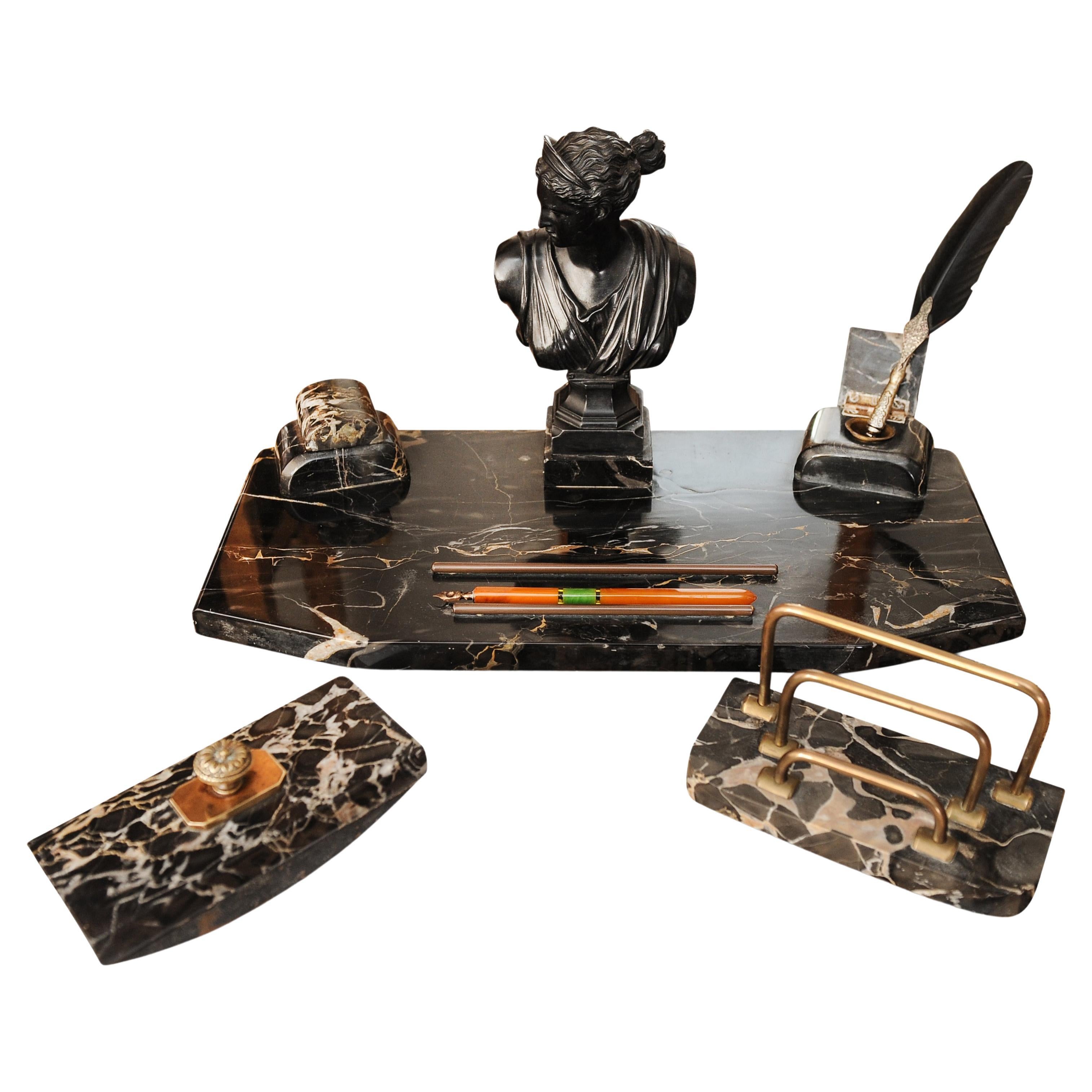 Eine schöne 19. Jahrhundert klassische Marmor & Bronze montiert drei Stück Grand Tour Schreibtisch Set

Das dreiteilige Set besteht aus einer Briefablage, einem Tintenfass und einem exquisiten Tablett mit einer zentralen weiblichen Bronzebüste in