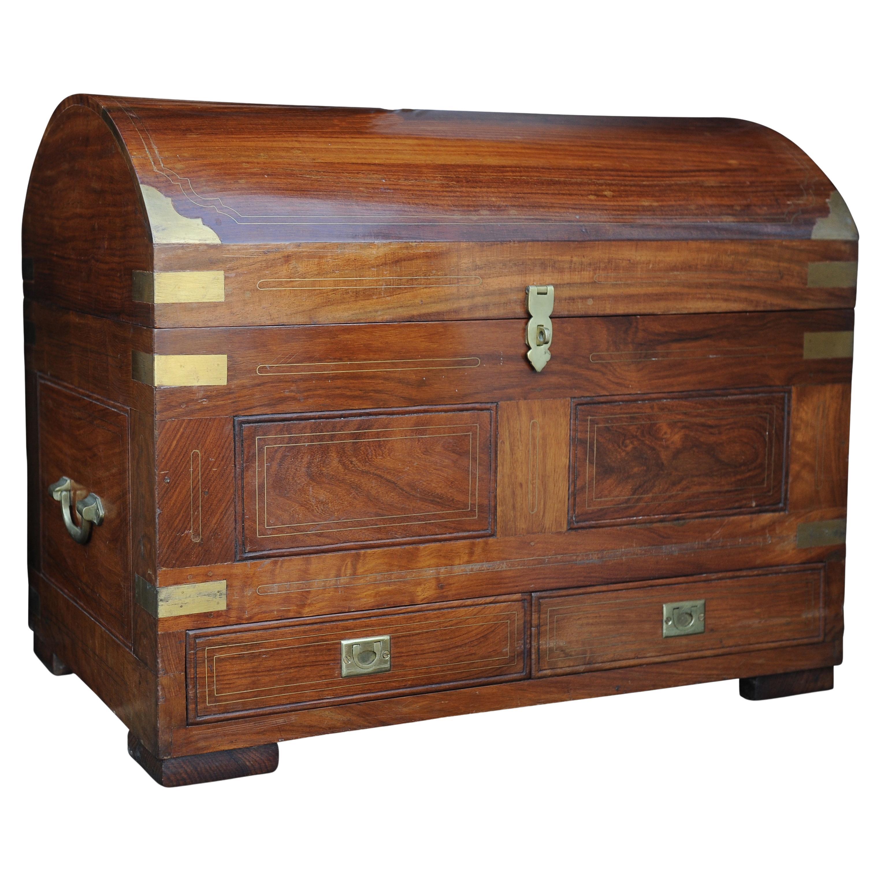 Cassapanca a due cassetti in legno duro e ottone lucidato a mano, di origine francese in vendita