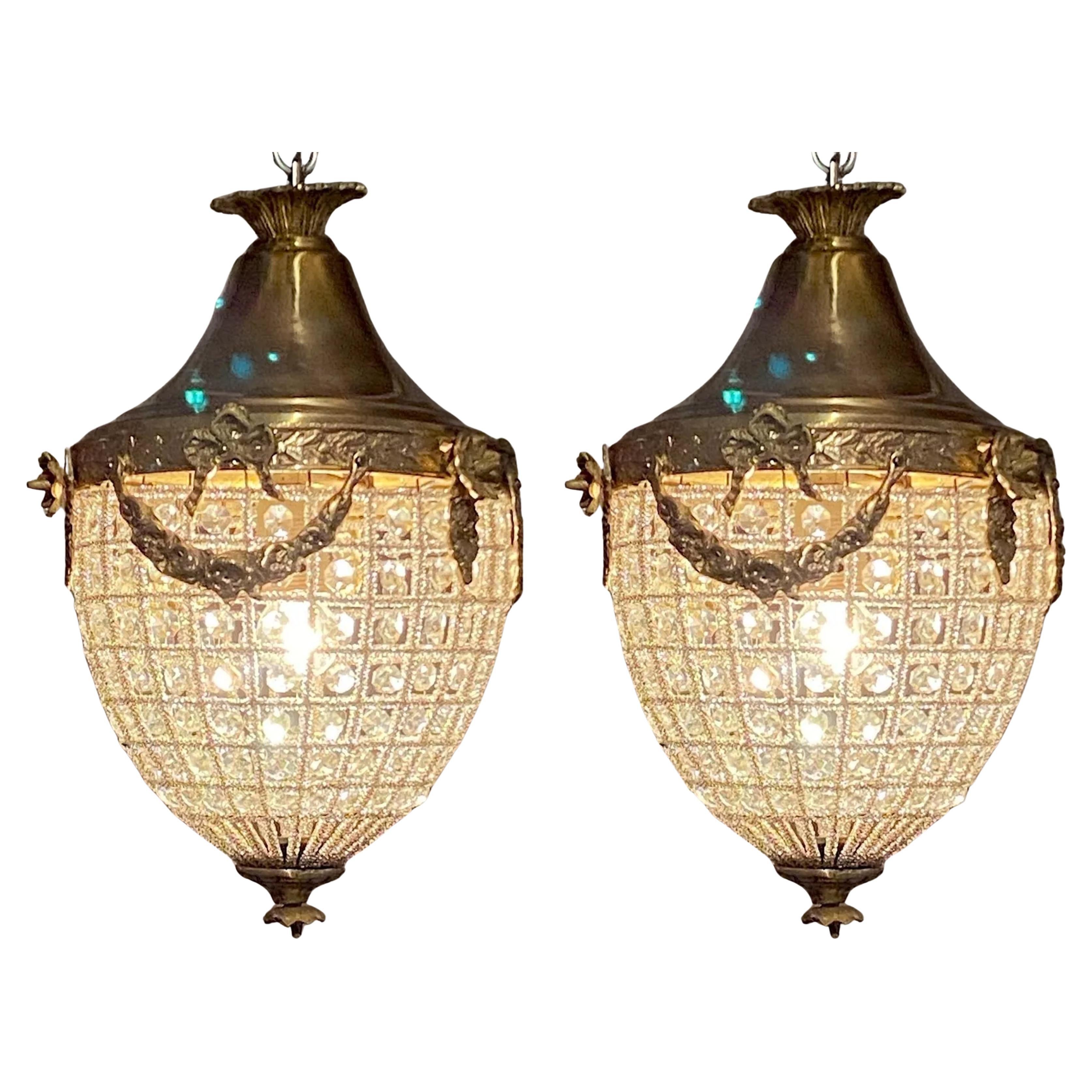 Coppia di lampadari a cesto di ghiande di design Regency con sezioni di perline in filo metallico