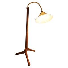 Lampadaire standard suédois en teck organique et laiton avec abat-jour circulaire en laiton