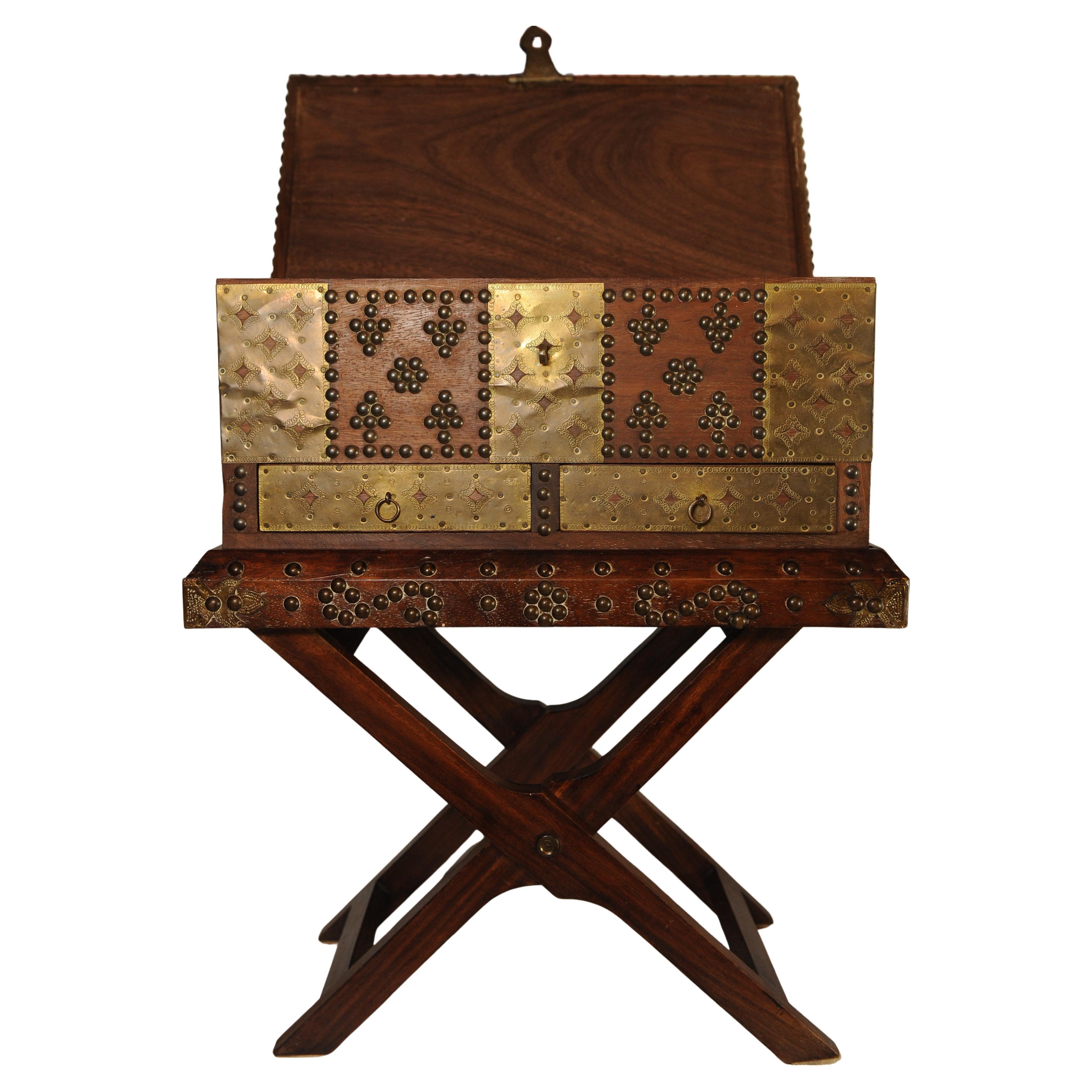 Scatola decorativa moresca in ottone e legno duro del 1800 su supporto Foldes con borchie in ottone