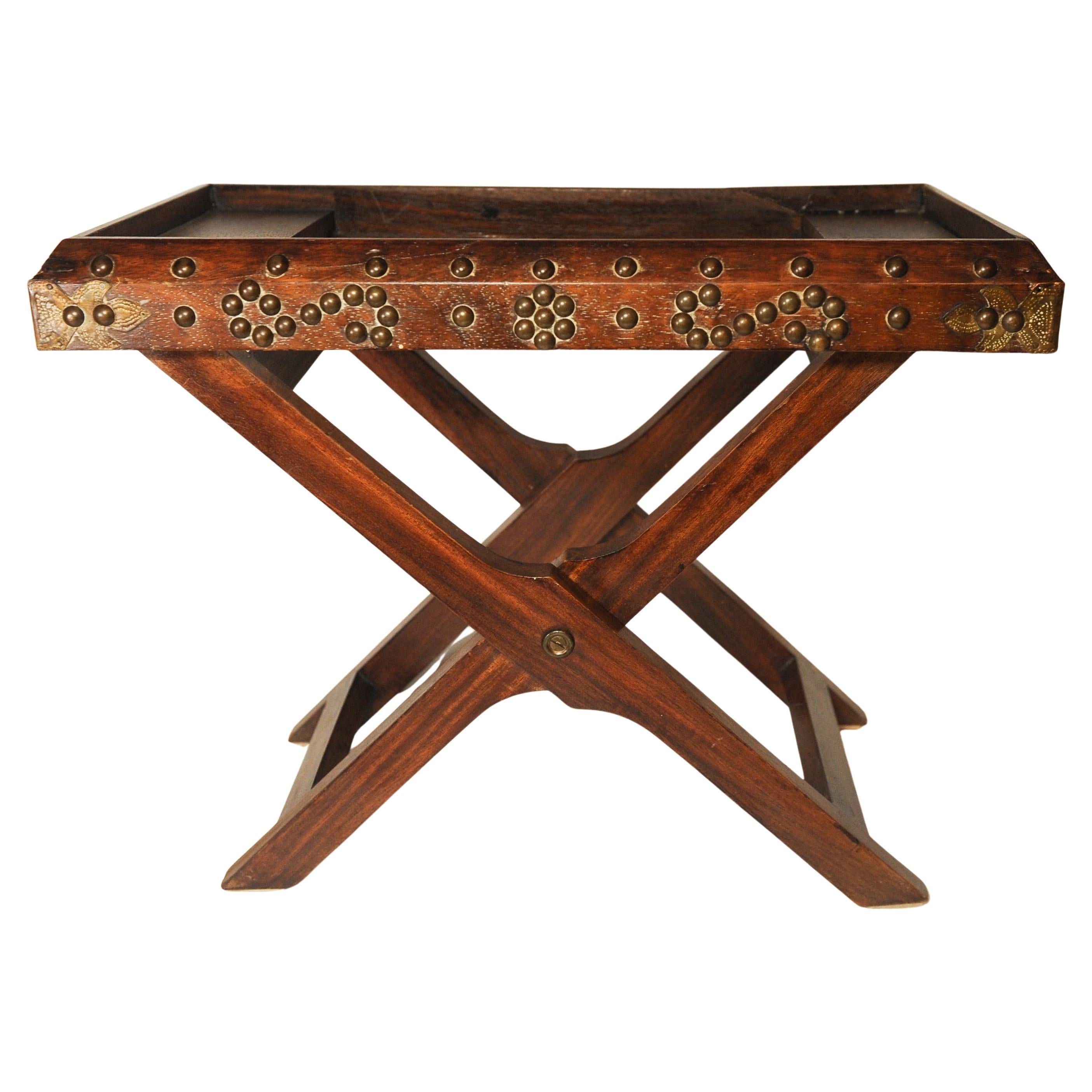 Boîte décorative mauresque en laiton et bois dur des années 1800 sur un Stand pliant clouté en laiton en vente 1