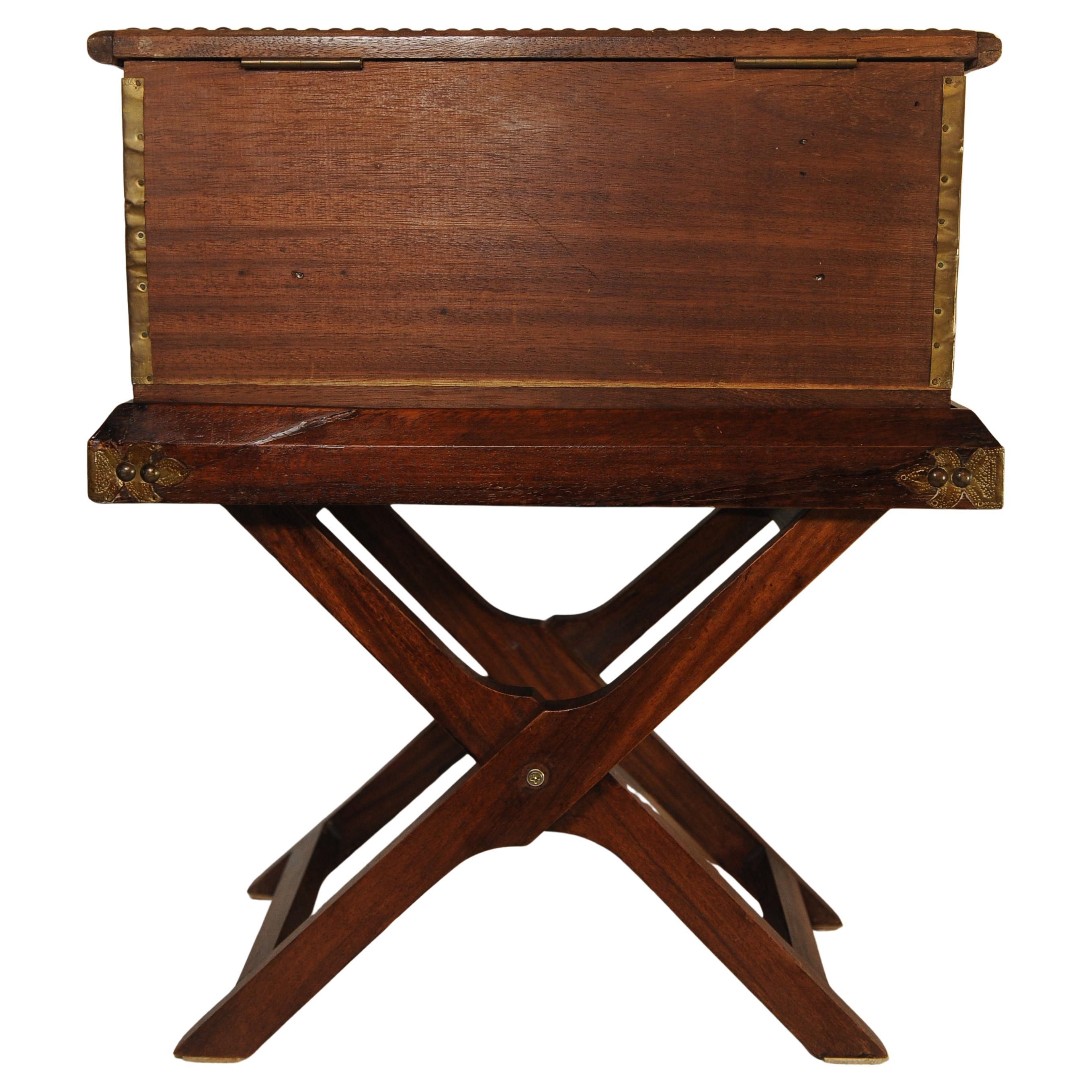 Laiton Boîte décorative mauresque en laiton et bois dur des années 1800 sur un Stand pliant clouté en laiton en vente