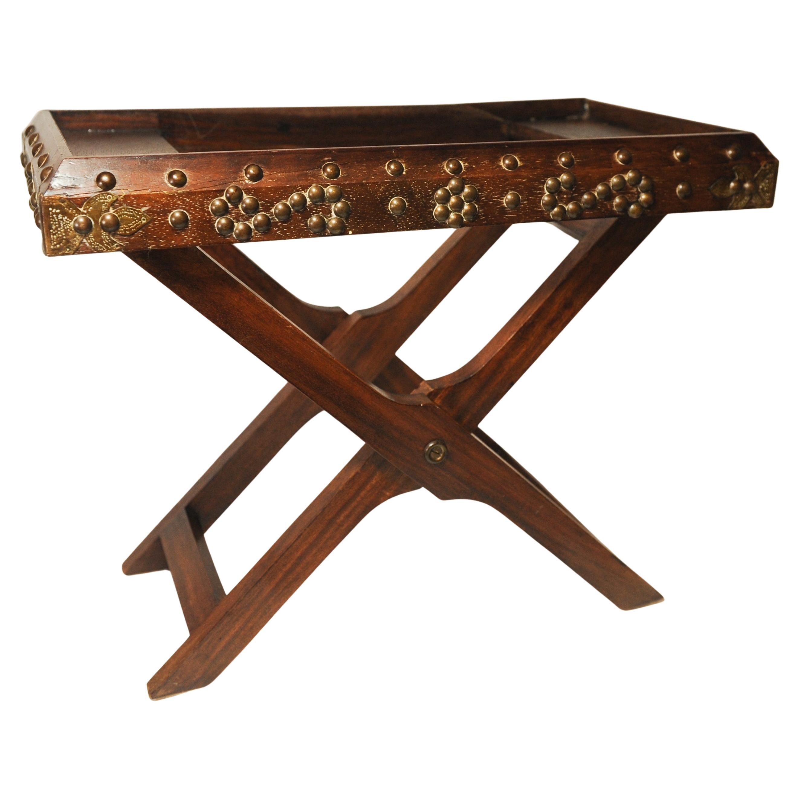 Boîte décorative mauresque en laiton et bois dur des années 1800 sur un Stand pliant clouté en laiton en vente 2