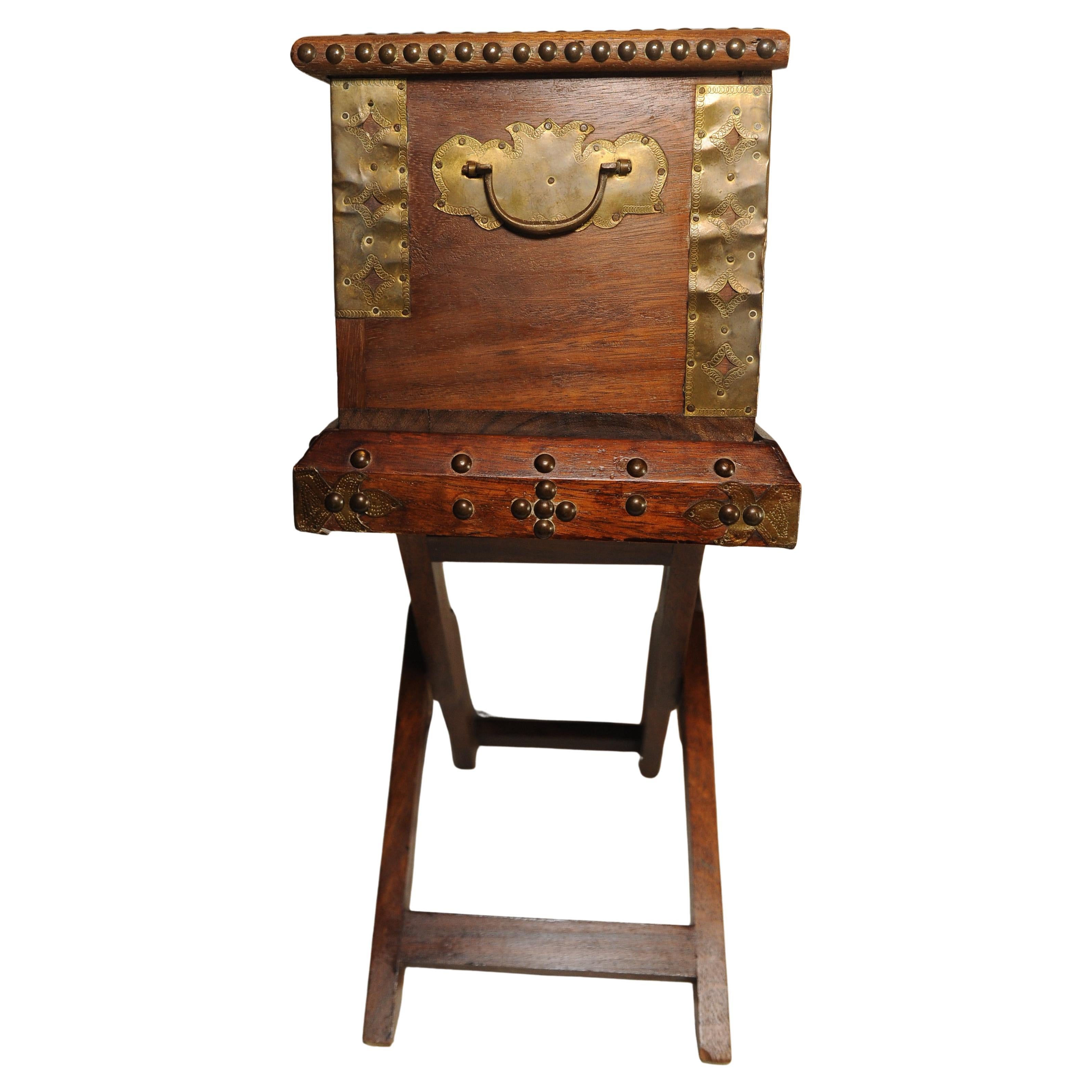 Zanzibari Boîte décorative mauresque en laiton et bois dur des années 1800 sur un Stand pliant clouté en laiton en vente