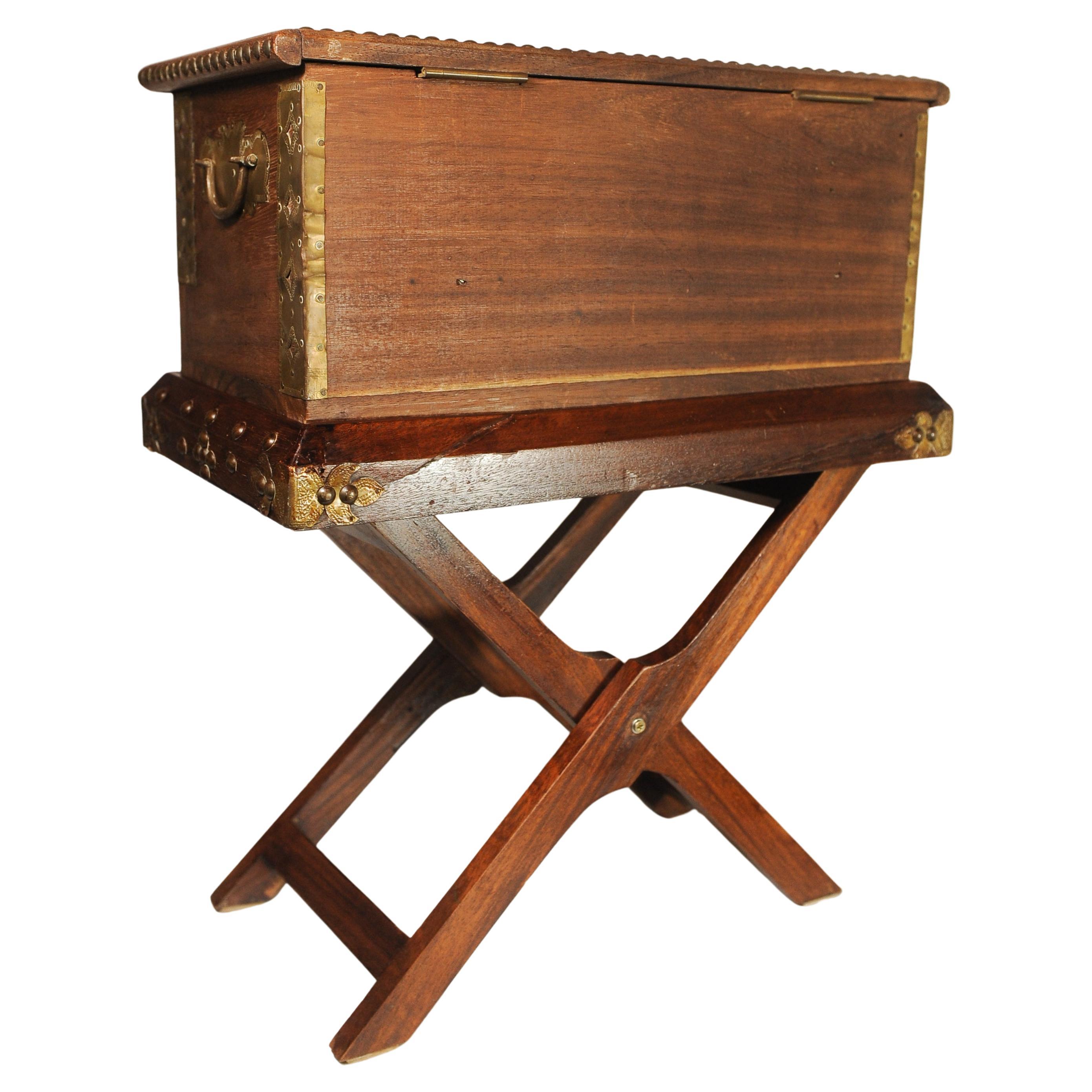 XIXe siècle Boîte décorative mauresque en laiton et bois dur des années 1800 sur un Stand pliant clouté en laiton en vente