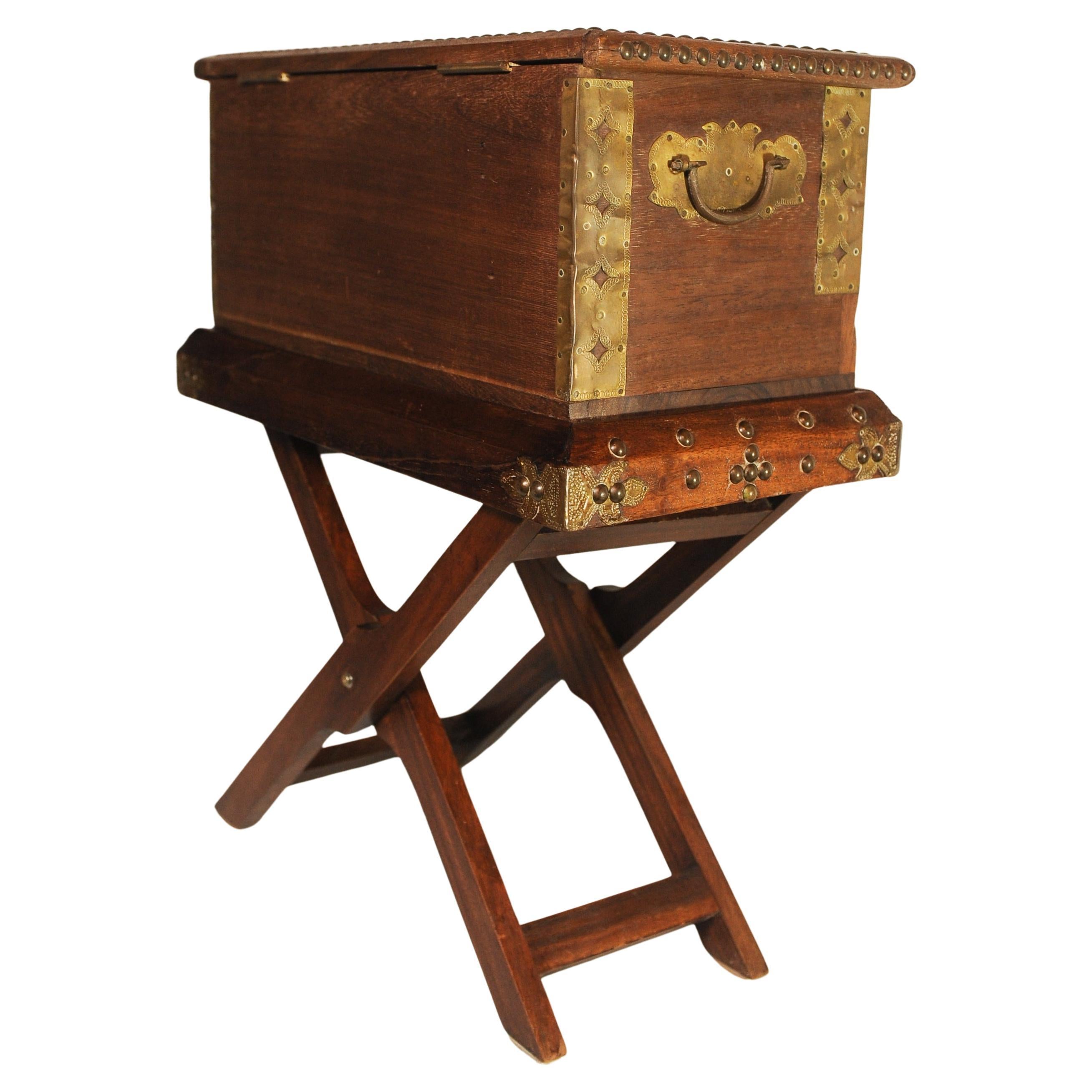 Boîte décorative mauresque en laiton et bois dur des années 1800 sur un Stand pliant clouté en laiton Bon état - En vente à Reading, Berkshire