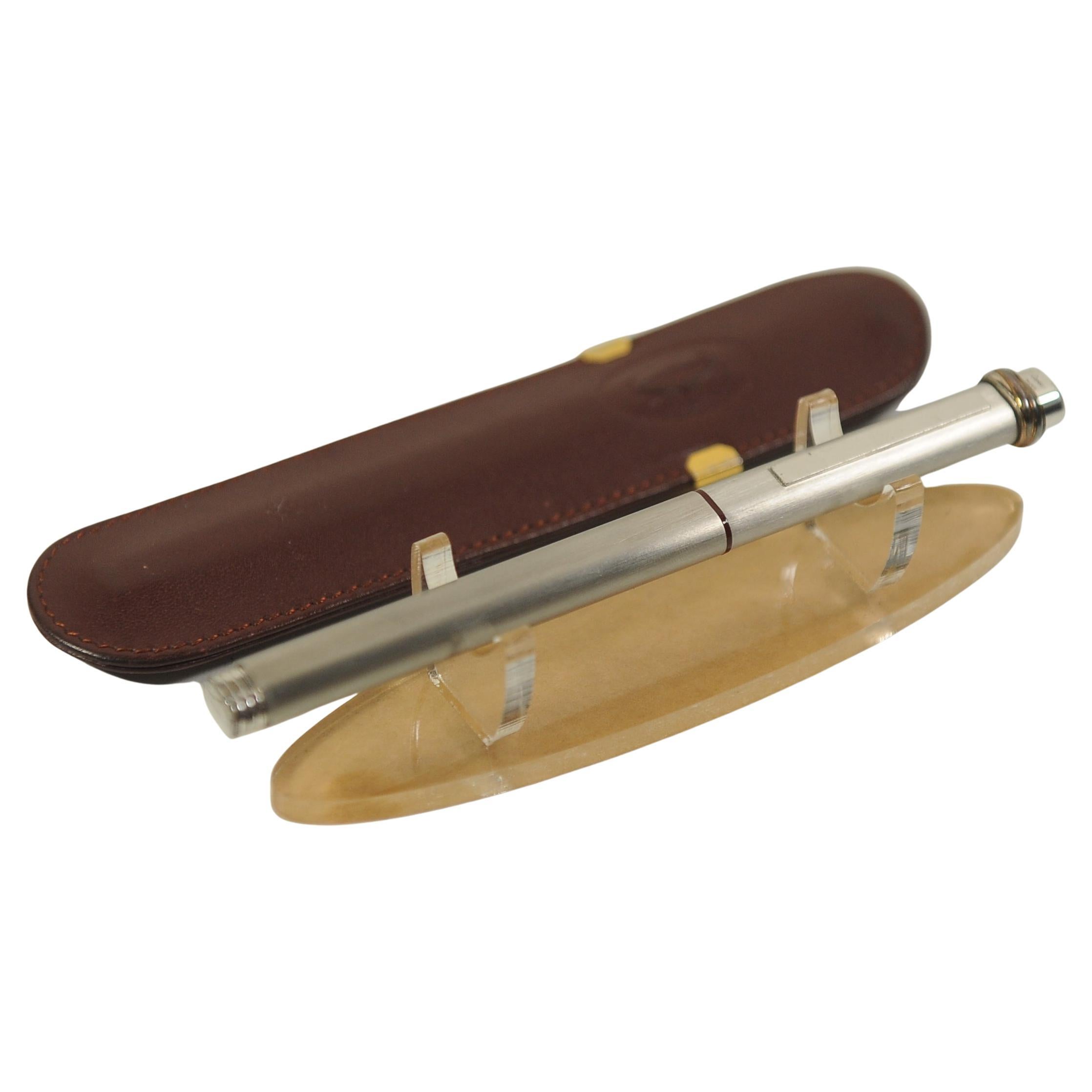 Cartier Vendome Trinity Brushed Ballpoint Pen With Bordeaux Leather Slip Case

Brushed Silver-tone with Trinity rings to the cap, and a retractable mechanical clip, together with the maker's Bordeaux leather pouch.

There are Trinity rings on the